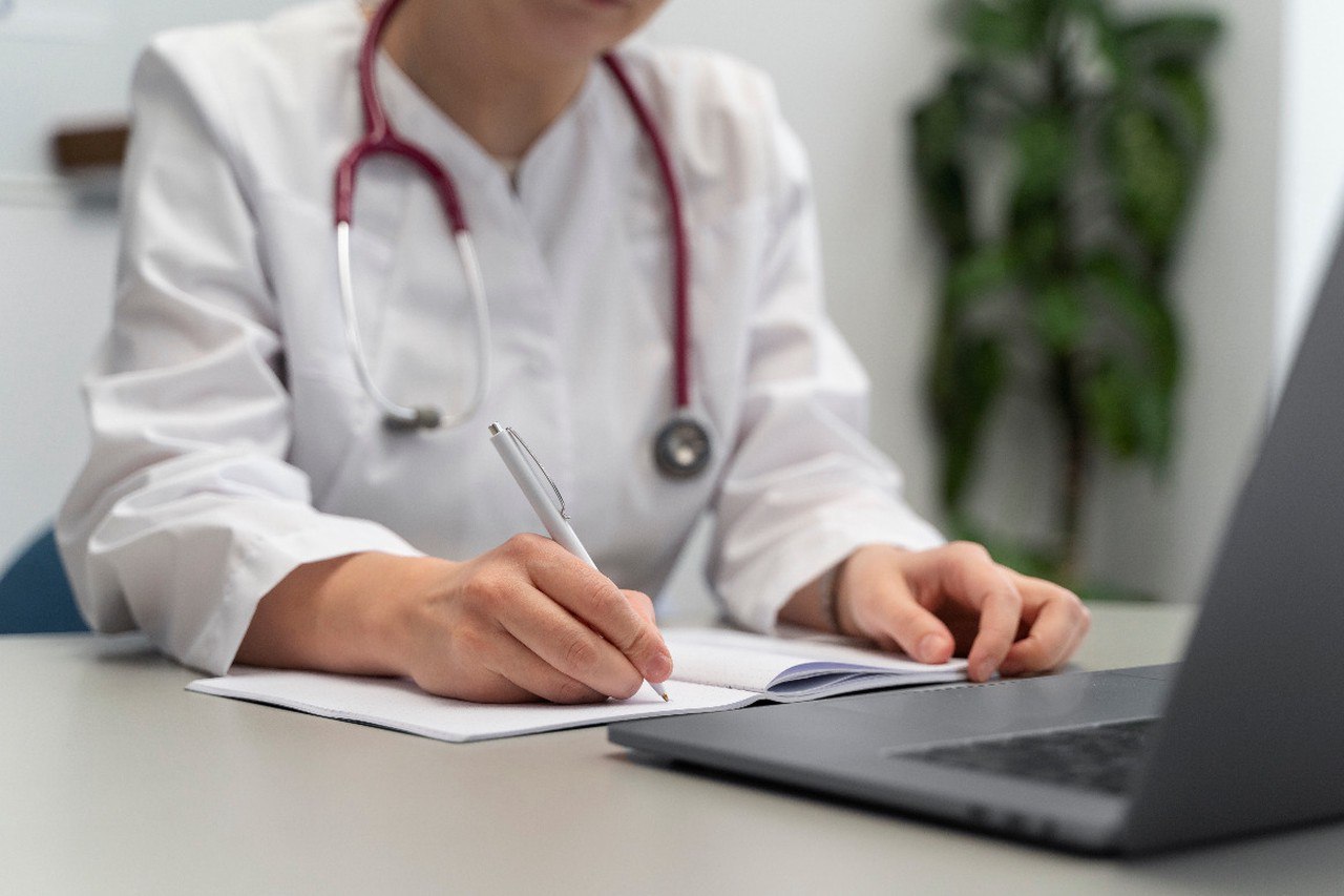 Подробности закона об обязательном трудоустройстве выпускников медиков чего ждать В больницах и поликлиниках бывшие студенты будут работать под руководством врача наставника Максимальный срок три года установлен только для некоторых специальностей нескольких видов хирургии онкологии а также неонатологии пишет Коммерсантъ В большинстве случаев бывшим студентам придется работать под руководством наставника не так долго Тем же кто выберет для обязательного трудоустройства сельскую местность или новые регионы и того меньше однако срок составит минимум один год От работы с наставником освободят только фармацевтов и специалистов ряда редких меднаправлений В частности речь идет о гигиене питания гигиене труда организации санэпидслужбы авиационной и космической медицине а также о водолазной медицине   Подпишитесь на Абзац TG VK Дзен MAX Rutube