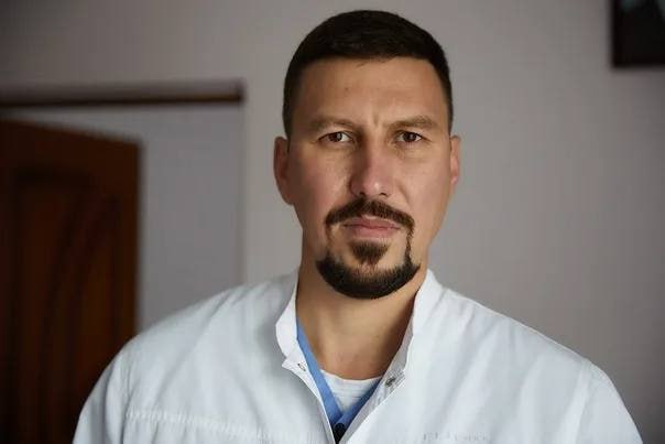 «Крысы первыми бегут с тонущего корабля». Аналогичная ситуация наблюдается в здравоохранении Ульяновской области, где свои места стали покидать назначенцы Министра здравоохранения Марии Шалягиной. Стало известно, что должность главного врача Новоульяновской больницы покинула Екатерина Гудкова. Мы писали о достижениях этого чудо-руководителя, которая за короткое время окончательно увела больницу в острый кризис, поувольняв и вынудив уволиться с десяток медицинских кадров. Так и не представив план по выходу из ситуации, Гудкова ретировалась, написав заявление по собственному желанию. В итоге, с понедельника в Новоульяновской больнице исполняет должность главврача Татьяна Лысова. Аналогичная ситуация и в Карсунской больнице, где также новый и.о. Владимир Жигалов Ситуация в здравоохранении региона с каждым днём ухудшается. Грядет кризис лекарственного обеспечения льготников. Остроты добавляют ЧП, к примеру, гибель малыша после плановой операции в детской облбольнице. На этом фоне начали циркулировать слухи о скорой отставке Шалягиной. По информации наших источников советник губернатора Валентина Караулова уже начала консультации с потенциальными преемниками. Таких называют четыре: депутат ЗСО, главный врач БСМП Сергей Беззубенков, главный врач горбольницы 3 Ольга Свирид, директор департамента Минздрава Ольга Пикуш и медийный доктор Дмитрий Малых, которого на днях «отговорили» от новых выборов в гордуму Ульяновска. Грядущая отставка Шалягиной вполне может пройти по стандартному для Ульяновской области сценарию - с громким уголовным делом. Фактуры на нее у силовиков уже достаточно. Будем наблюдать. Источник: Футляр от виолончели - РУСПРЕС