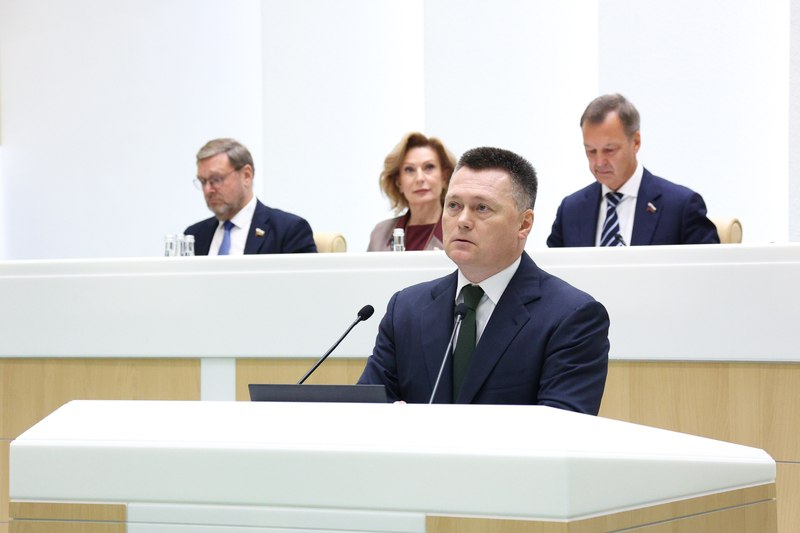 Состоялось 596 е заседание Совета Федерации открывшее осеннюю сессию На заседании утверждены кандидатуры на высшие государственные должности  Игорь Краснов назначен на должность Председателя Верховного Суда Российской Федерации  Андрей Батурин и Елена Бойцова назначены на должности аудиторов Счетной палаты РФ  Принято постановление о признании состоявшимися консультаций по предложенной президентом РФ Владимиром Путиным кандидатуре Александра Гуцана на должность генерального прокурора России Сенаторы рассмотрели 15 федеральных законов в том числе о денонсации Европейской конвенции по предупреждению пыток о присвоении воинских званий добровольцам находящимся в запасе без прохождения военных сборов о совершенствовании мер поддержки участников СВО возвращающихся к трудовой деятельности после окончания военной службы   Правительственный час Министр экономического развития РФ Максим Решетников выступил с докладом о текущей ситуации в экономике и основных задачах социально экономического развития страны   Час субъекта был посвящен социально экономическому развитию Чукотского автономного округа С докладами выступили губернатор Владислав Кузнецов и председатель Думы округа Леонид Николаев
