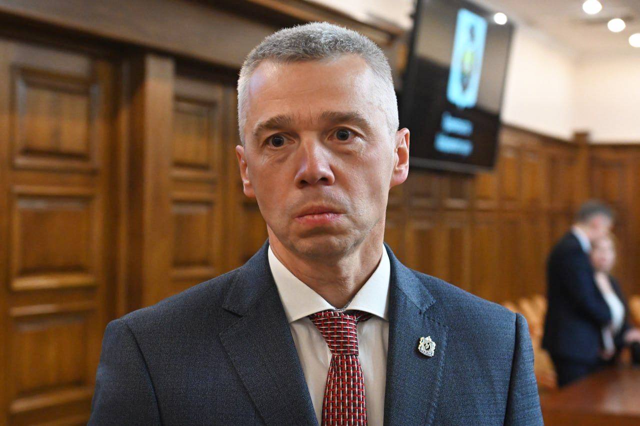 Хабаровский край о регулировании рынка общественного транспорта региона В Законодательной Думе Хабаровского края состоялось совещание с участием краевых и районных депутатов министра транспорта и дорожного хозяйства региона представителя прокуратуры сообщает пресс служба краевого парламента Участники рассмотрели инициативу введения административной ответственности перевозчиков осуществляющих регулярные рейсы по нерегулируемым тарифам По данным министерства транспорта в крае осуществляется 76 межмуниципальных маршрутов 33 по регулируемым тарифам 43 по нерегулируемым тарифам Именно маршруты с нерегулируемыми тарифами чаще всего вызывают недовольство пассажиров говорится в сообщении Министр транспорта и дорожного хозяйства Константин Кравцов подчеркнул необходимость разработки нормативных актов регулирующих численность автопарка регулярность перевозок и сроки информирования населения о повышении цен Представитель прокуратуры отметила что потребность в установлении ответственности обусловлена тем что ранее разработанных требований оказалось недостаточно Депутаты поддержали инициативу и обратили внимание на важность комплексного подхода Закрывать глаза на нарушения нельзя Конечно же надо очень внимательно подходить к этому учитывая интересы всех участников процесса чтобы принять разумное решение Есть проблемы которые не зависят от перевозчиков и помимо установления ответственности необходимо создать благоприятные условия на уровне муниципалитетов и края для осуществления перевозок отметил председатель комитета Думы по вопросам госустройства и местного самоуправления Александр Яц  Подписаться на наш канал   amurmedia ru news 2294018