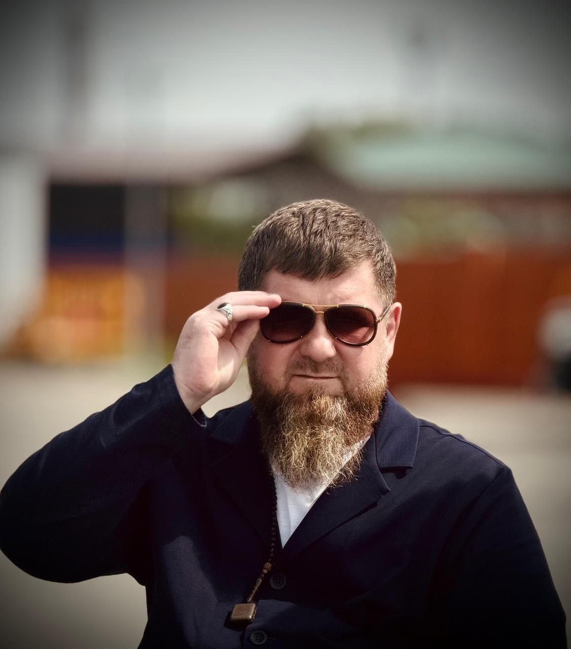 Глава Чечни, комментируя слухи о своей возможной отставке, заявил, что и сам просит себя уволить «Я тоже слышал эти слухи. Пишут всякое разное. Я, наоборот, сам прошу, чтобы меня освободили от должности. У другого будут свои инициативы, своё видение. Надеюсь, что мою просьбу поддержат», – сказал Рамзан Кадыров в беседе с информагентством «Чечня Сегодня». «ВКонтакте» и в «Одноклассниках», чтобы быть в курсе самых интересных новостей Кавказа. Фото из соцсетей главы Чечни. -Северный Кавказ