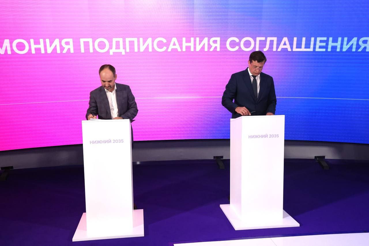 NtechLab подписал соглашения о сотрудничестве с Нижегородской областью 3 июня 2025 года на конференции ЦИПР-2025 было подписано соглашение о сотрудничестве между правительством Нижегородской области и компанией NtechLab. Губернатор Глеб Никитин и генеральный директор компании Алексей Паламарчук обсудили совместные шаги по реализации положений Национальной стратегии развития искусственного интеллекта до 2030 года. Глеб Никитин подчеркнул, что использование ИИ играет ключевую роль в цифровизации городского хозяйства и повышении качества жизни жителей региона. Все это невозможно без взаимодействия с организациями – разработчиками технологий искусственного интеллекта. Мы будем вместе создавать и развивать благоприятные условия для научных исследований и разработок в этой сфере, – отметил губернатор. В рамках соглашения будут развиваться различные сферы, такие как ИТ-инфраструктура, внедрение цифровых решений для городской среды, модернизация транспортной инфраструктуры и повышение эффективности ЖКХ. Мы давно и плодотворно взаимодействуем с Нижегородской областью и всегда отмечали высокий интерес региона к внедрению искусственного интеллекта во все сферы жизни. Так, например, в области уже эффективно работает наш флагманский продукт Ntech City по мониторингу экологического состояния городских контейнерных площадок, который номинирован на премию «ЦИПР Digital», - отметил Алексей Паламарчук. Также NtechLab сегодня стала резидентом инновационного научно-технологического центра «Квантовая долина». Подписаться Поддержать канал бустом