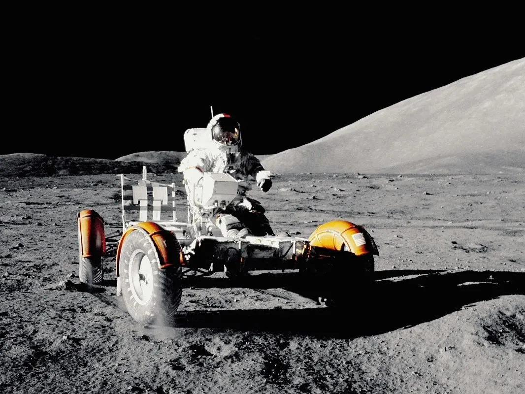 NASA может отложить высадку людей на Луну до 2031 года из за задержки с разработкой скафандров В агентстве отметили что сейчас снаряжение тестируют на подвижность контроль температуры и устойчивость к пыли Фото NASA Unsplash com