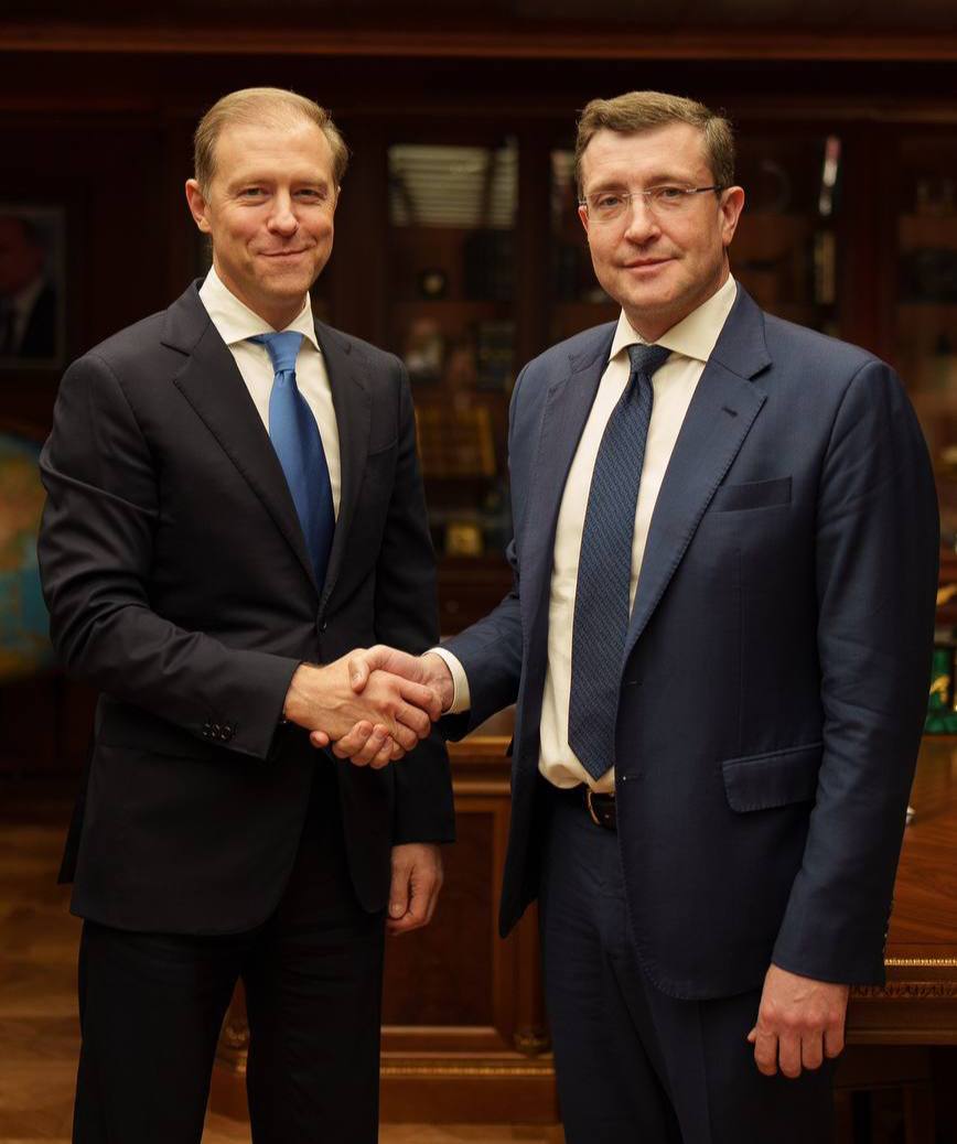 НИКИТИН ВСТРЕТИЛСЯ С МАНТУРОВЫМ Глеб Никитин обсудил с первым заместителем председателя правительства РФ Денисом Мантуровым развитие промышленности в Нижегородской области По данным Никитина по обрабатывающим производствам отгрузка показала рост более чем на 4 за 10 месяцев 2025 года В ходе рабочей встречи обсудили также ход реализации национальных проектов в рамках которых в регионе создается Центр малотоннажной химии и Центр развития промышленной робототехники уже на финальной стадии оснащения находится Научно производственный центр беспилотных авиационных систем