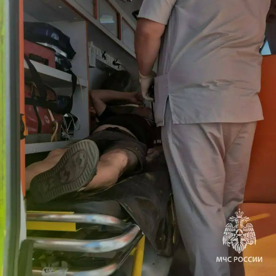 На Каме спасли мужчину Сегодня на пляже «Кама» в поселке Красный Ключ Нижнекамского района спасатели оказали помощь 52-летнему мужчине, который начал тонуть во время купания из-за судорог. Сотрудники спасательной станции оперативно заметили происшествие и смогли вытащить пострадавшего на берег. После этого вызвали медицинскую помощь. Врачи диагностировали у мужчины судорожный синдром. Подписаться Сообщить новость
