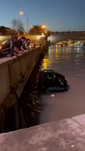 На мосту Метехи в Тбилиси снова упал автомобиль, водитель спасен