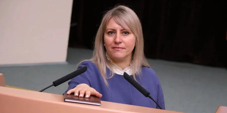 Ольгу Николайченко избрали на пост уполномоченного по правам человека Доцента Саратовской государственной юридической академии Ольгу Николайченко утвердили на пост регионального уполномоченного по правам человека Депутаты облдумы избрали ее большинством голосов В своей работе она обещала руководствоваться принципами открытости и верховенства закона Ольга Николайченко родилась в декабре 1981 года Окончила СГЮА защитила кандидатскую степень по гражданскому праву Преподавательской работой занимается более 20 лет имеет научные публикации и монографии Известно что она замужем воспитывает двоих детей Напомним полномочия нынешнего уполномоченного Надежды Суховой истекают в апреле Она уведомила губернатора Романа Бусаргина что не намерена продолжать эту деятельность и хочет вернуться к научной и преподавательской работе в юридической академии Сменить ее на этом посту хотели двое доцент кафедры гражданского процесса Саратовской государственной юридической академии Ольга Николайченко и член региональной общественной палаты правозащитник Геннадий Макаренко Кандидатуру Ольгу Николайченко в итоге согласовали в аппарате уполномоченного по правам человека РФ Татьяны Москальковой Подписывайтесь на наш канал в MAX