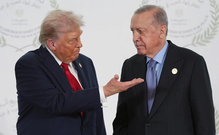 В ходе саммита по урегулированию конфликта в секторе Газа Дональд Трамп назвал Реджепа Тайипа Эрдогана крепким орешком следует из трансляции ABC News Президент США отметил что у Анкары одна из самых мощных армий в мире и заявил о победе турецкого лидера в недавних конфликтах Если вы посмотрите на некоторые из недавних конфликтов он был на вершине и он выигрывал их Кроме того Трамп назвал президента Турции своим другом который просто хочет чтобы его оставили в покое И каждый раз когда он мне был нужен он был рядом Поэтому я просто хочу поблагодарить президента Эрдогана добавил он Фото Evan Vucci Getty Images Читать РБК в Telegram