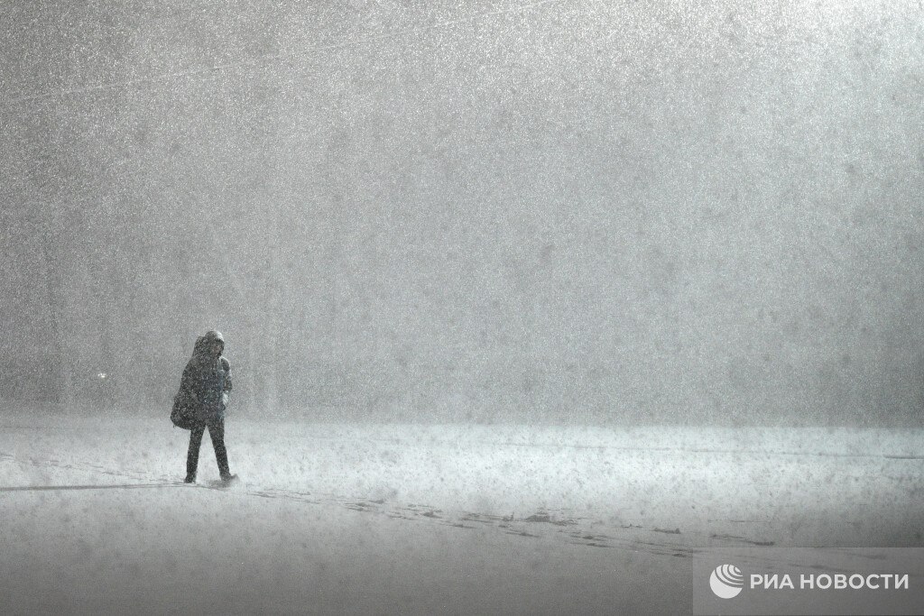 Какую обувь опасно носить зимой рассказали врачи Главный принцип обувь не должна сдавливать ногу и быть тесной Сильное сжатие стопы и голени мешает венозному оттоку и усиливает отёки Плоская подошва у обуви как и высокий каблук одинаково вредны поэтому оптимальной является высота каблука в три четыре сантиметра Подписаться на РИА Новости