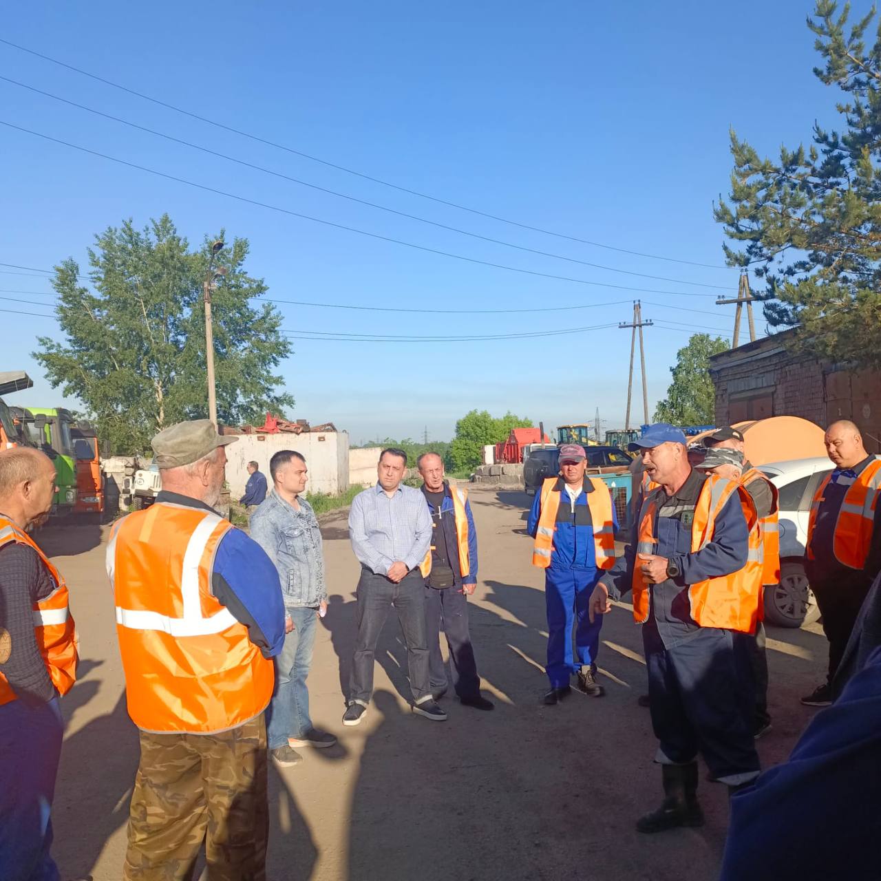 Администрация города Ачинска поставила точку в противостоянии дворников и водителей мусоровозов Ранее на общественном Совете по ЖКХ жители подняли вопрос о содержании контейнерных площадок и их состоянии после вывоза мусора. Организовать взаимодействие двух структур – «Эко-транспорта» и управляющих компаний поручил Глава города Игорь Титенков. Сегодня на территории регоператора заместитель Главы города по ЖКХ и транспорту Андрей Сердюков провёл выездное совещание с водительским составом и дворниками управляющих компаний. По итогам встречи удалось достигнуть согласованности действий – дворники контролируют чистоту территории, как до забора мусора, так и после очистки контейнеров, а водители мусоровозов своевременно вывозят ТКО. Также принято решение проводить разъяснительную работу с жителями о правильной утилизации строительного мусора. Дополнительно зафиксированы адреса, где не хватает контейнеров.