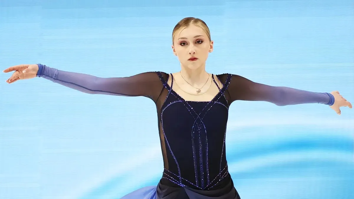 Вице чемпионка России Софья Муравьева попросила ФФККР отчислить ее из сборной Такое решение 19 летней фигуристки которая ранее покинула группу Алексея Мишина связано с желанием сменить спортивное гражданство в ближайшее время РИА Новости