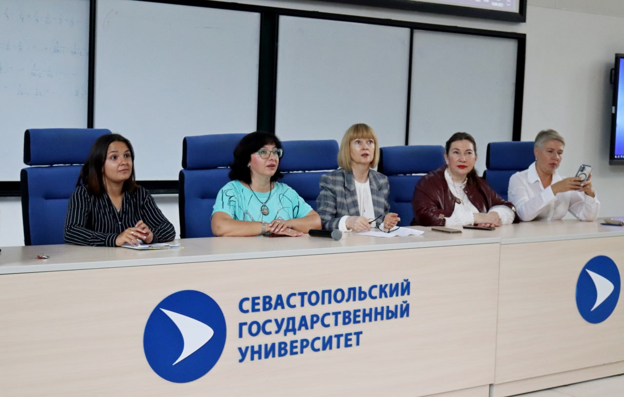 В Севастополе стартовал форум Путь атомщика для школьников из Энергодара В Севастополе на базе Института ядерной энергии и промышленности СевГУ открылся профориентационный форум Путь атомщика организованный для старшеклассников Энергодара и ближайших населенных пунктов Об этом сообщили в пресс службе ЗАЭС Сегодня на базе Института ядерной энергии и промышленности Севастопольского государственного университета дан старт трехдневному профориентационному форуму Путь атомщика Участниками мероприятия стали 99 учеников 10 11 классов из города Энергодара и близлежащих населенных пунктов говорится в сообщении Организаторами форума выступили Запорожская АЭС и концерн Росэнергоатом Все расходы связанные с участием школьников взяты на себя принимающей стороной Южная служба новостей