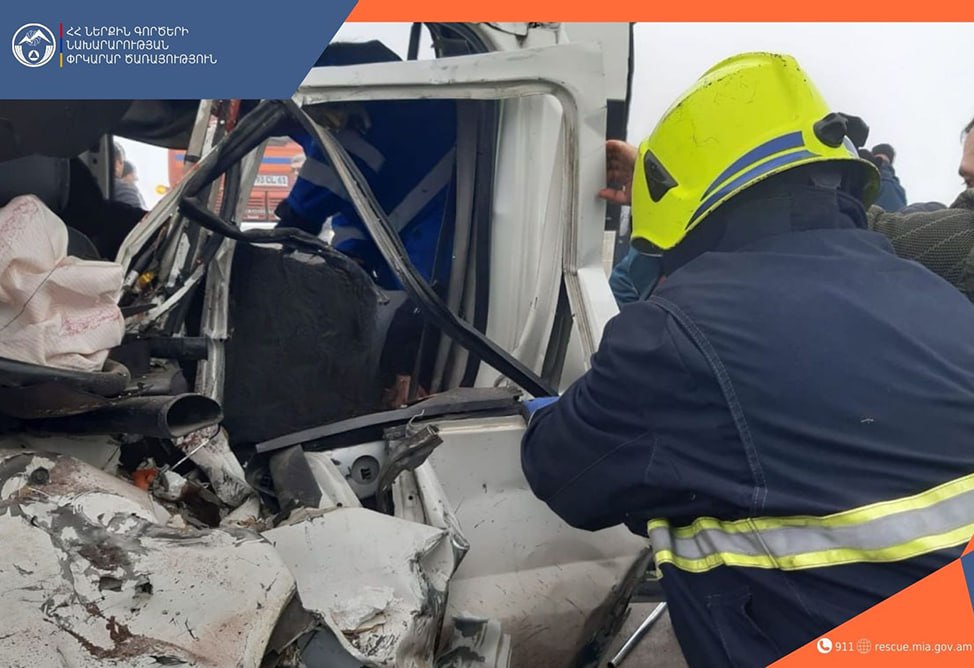 Несколько ДТП с участием 15 машин произошли на трассе Ереван Гюмри Сигналы об авариях на 51 55 км этой трассы поступили сегодня утром на помощь отправились пожарные спасатели В Спасательной службе сообщают о 4 х пострадавших все они госпитализированы С учетом морозов и гололедицы на дорогах призываем водителей ездить только на зимней резине и максимально аккуратно соблюдая ПДД yerevanch