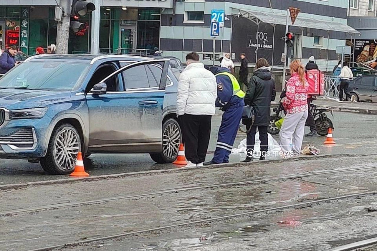 Женщину насмерть сбили на перекрестке Блюхера и Геодезической. Об этом   сообщили очевидцы.  — В районе 10 утра на пешеходном переходе на перекрёстке Блюхера — Геодезическая насмерть сбили человека на изумрудном Geely Monjaro. На месте работает три экипажа ДПС.  Еще один читатель сообщил, что сибирячка выбежала на красный сигнала светофора. На фотографиях видно, что на месте работают сотрудники ГАИ, а тело женщины накрыто.