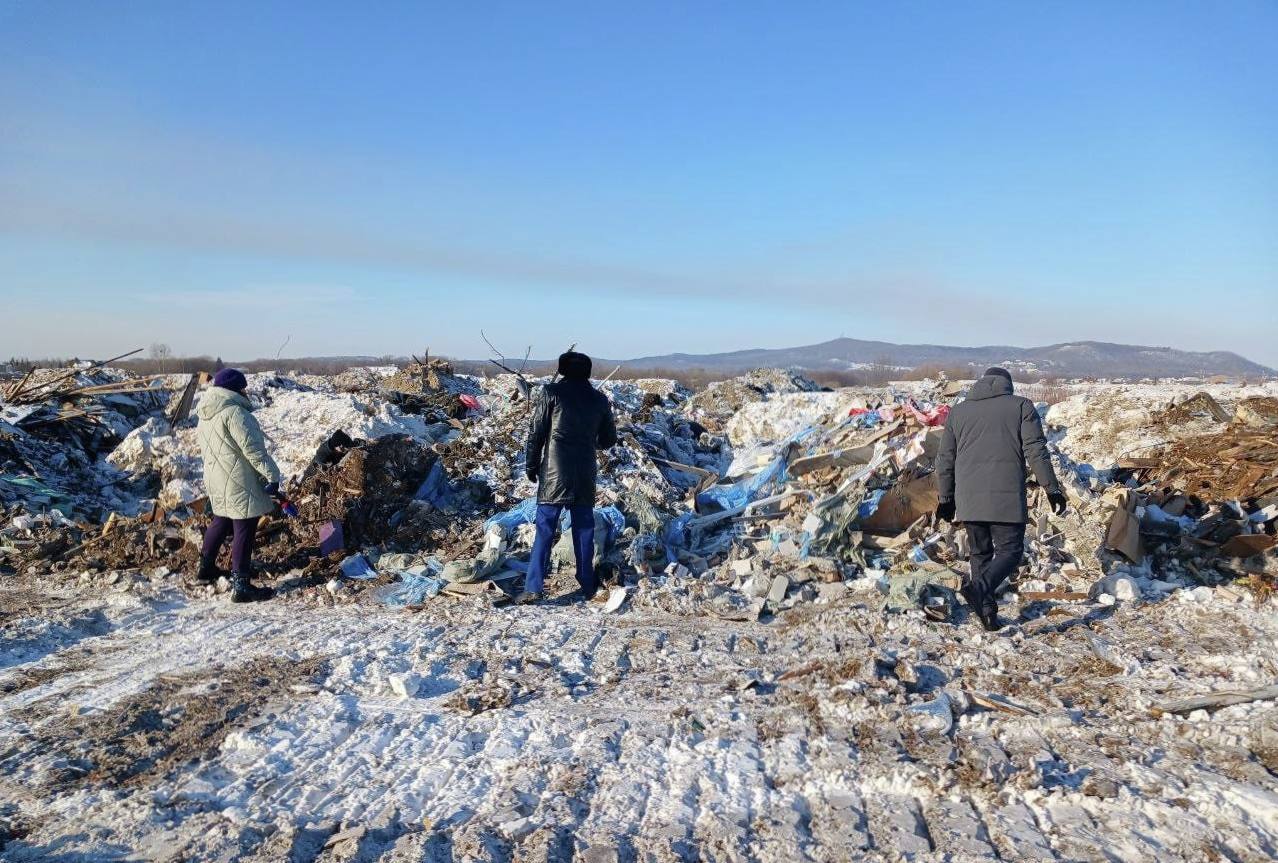 Останки животных и мусор угрожают экологии Амура  В районе Виноградовки вся территория, прилегающая к реке Амур, покрыта внушительным слоем мусора.  Хабаровские экологи теперь займутся расследованием этого инцидента. Они будут искать виновных как среди тех, кто непосредственно сбрасывал отходы, так и среди тех, кто допустил подобное загрязнение почвы.  Кстати, Хабаровск