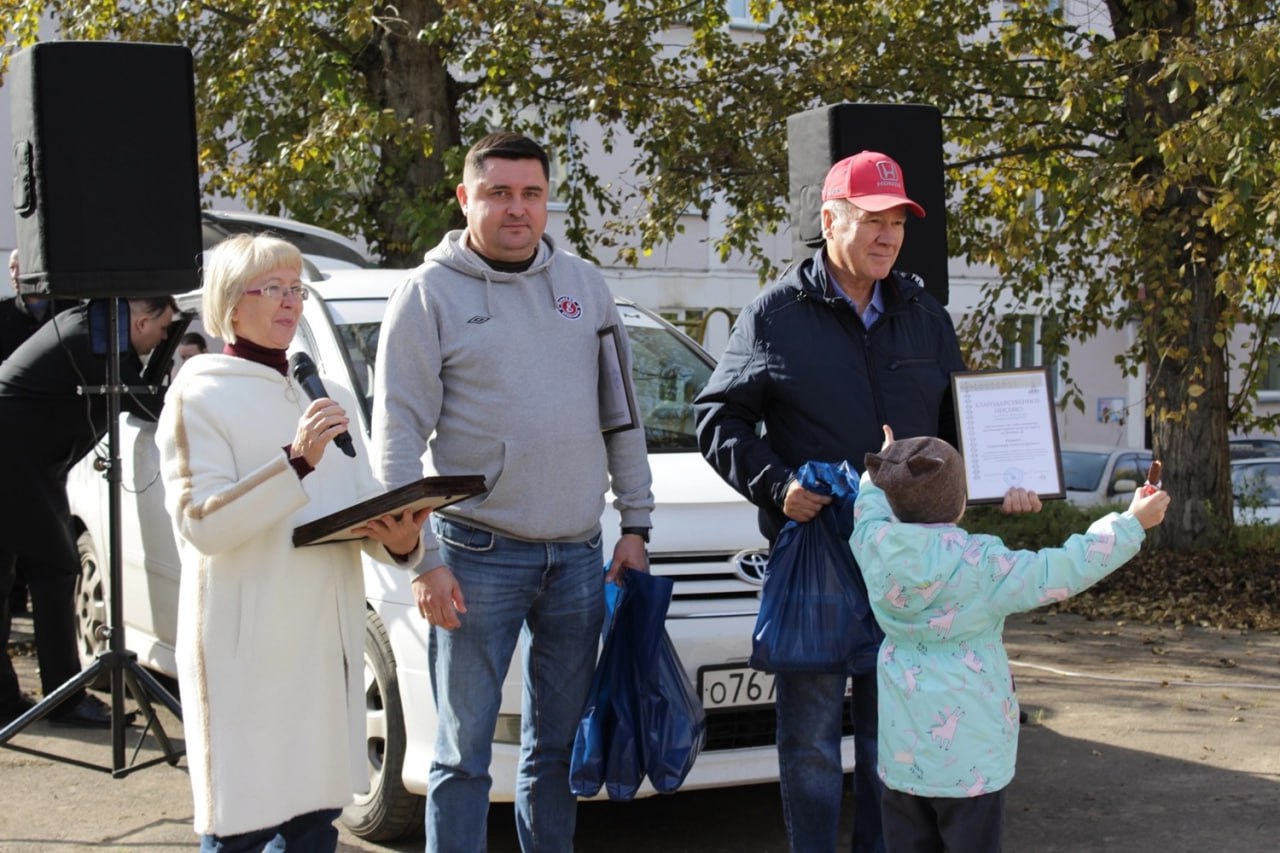 В Железногорске открыли детскую площадку в рамках программы поддержки местных инициатив  Детская площадка, пешеходные дорожки, парковка, качели и лавочки появились благодаря объединению усилий администрации города, Совета депутатов, бизнеса в лице управляющей компании и жителей.  На празднике жителей домов по улице Ленина 38, 38а, 40 и Чапаева, 8 поздравили представители администрации и депутаты.  «Это отличный пример того, что вместе можно сделать хорошее дело. Площадка построена благодаря участию в краевом проекте инициативного бюджетирования. Благодарю всех кто принял активное участие в реализации проекта», — сказал депутат Глеб Шелепов.