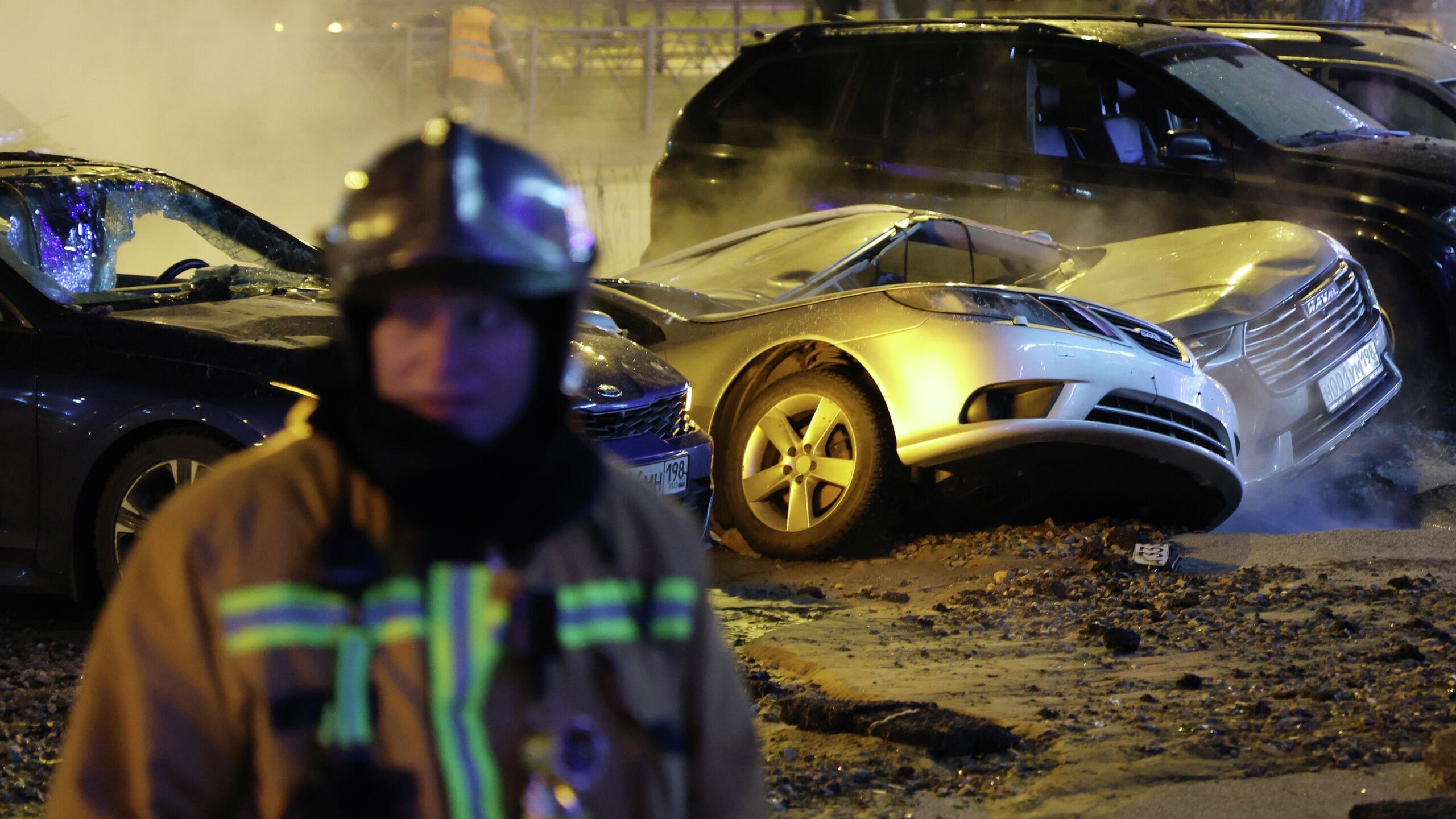 Специалисты устраняют последствия прорыва трубопровода на улице Маршала Казакова в Санкт Петербурге из за которого одному человеку потребовалась госпитализация и еще одному психологическая помощь сообщила пресс служба компании Теплосеть Санкт Петербурга Как отмечается коммунальная авария произошла в 16 20 мск на улице Маршала Казакова 12 2 Из за дефекта на трубопроводе диаметром 800 миллиметров горячая вода вытекла на поверхность На данный момент оперативные службы Теплосети проводят работы по отключению тепломагистрали Выставлены ограждения говорится в сообщении В компании уточняют что по нормативам на ремонтные работы на трубопроводе такого диаметра отводится 24 часа однако специалисты планируют завершить ликвидацию последствий аварии в максимально сжатые сроки При этом горячее водоснабжение домов в зоне технологического дефекта сохраняется