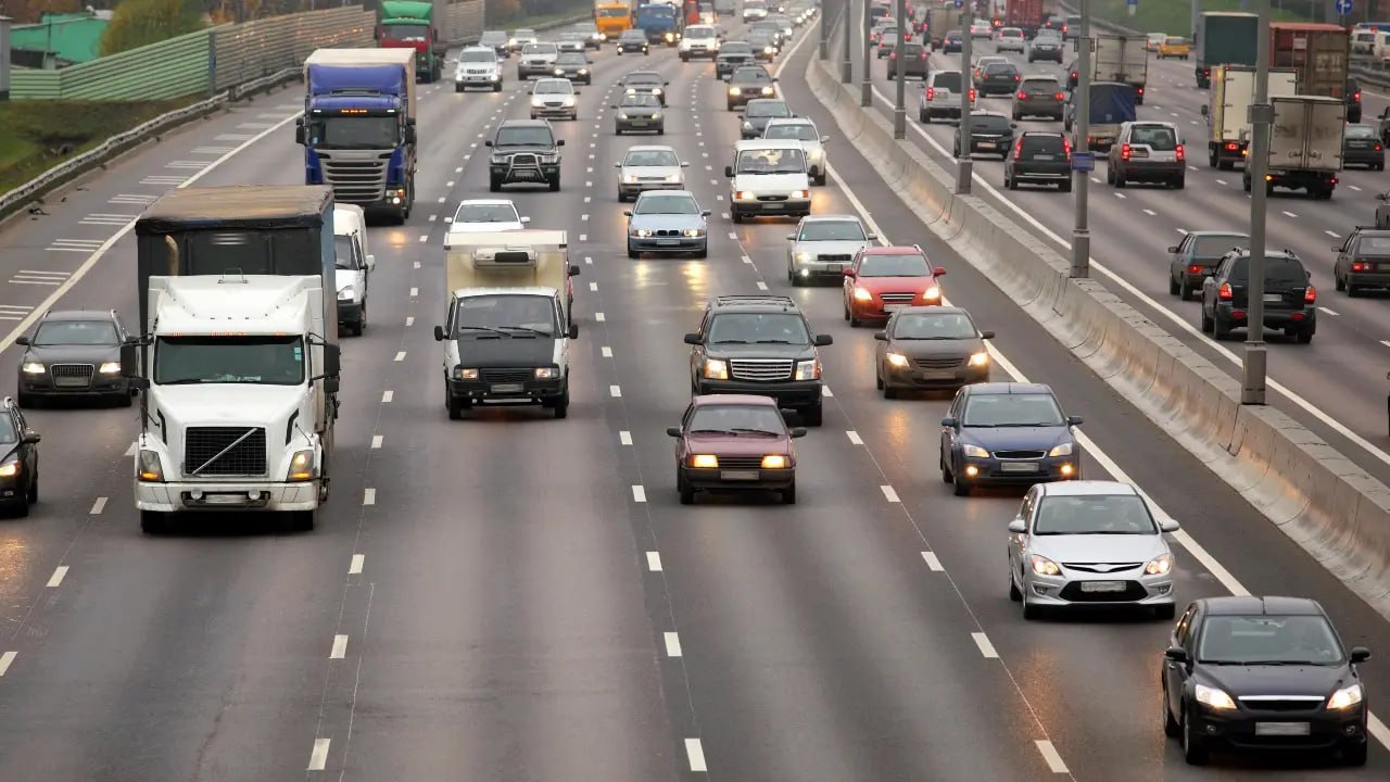 В Казахстане планируют удвоить утильсбор на автомобили из России и Беларуси Министерство промышленности РК подготовило проект согласно которому утилизационный сбор для машин и сельхозтехники из России и Беларуси предлагается увеличить в два раза Это уравняет ставки с теми которые начнут действовать в России с декабря 2025 года При этом для автомобилей казахстанской сборки а также для импорта из стран вне ЕАЭС Армении и Кыргызстана условия меняться не будут По мнению ведомства эта мера устранит дисбаланс в платежах и предотвратит ценовой арбитраж в рамках Союза Изменение направлено на выравнивание условий для авторынка и поддержание предсказуемой политики в сфере импорта