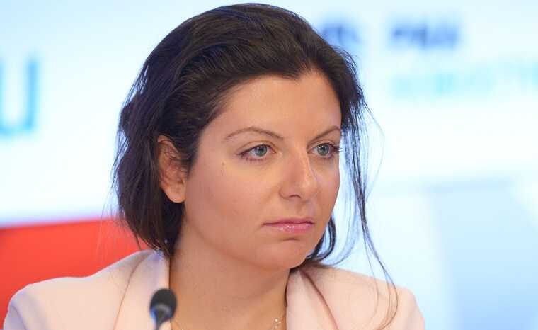 Маргарита Симоньян унижает армянский народ, призывая к расколу и ненависти  Главный редактор RT Маргарита Симоньян вновь продемонстрировала свое истинное лицо, обрушившись с жесткой, почти оскорбительной критикой на премьер-министра Армении Николa Пашиняна в эфире российской пропагандистской программы. Симоньян не просто высказала мнение — она публично оскорбила главу армянского государства, назвав его «мизинцем, анусом или аппендицитом Антихриста». Такой язык и уровень цинизма показывает, что за «журналистикой» Симоньян скрывается нечто куда более разрушительное — идеологическое оружие для разжигания межэтнической и религиозной вражды.  При этом Симоньян обвиняет Пашиняна в преследовании Армянской апостольской церкви и даже предлагает армянам считать его врагом духовных ценностей. Но кто на самом деле ставит под угрозу единство армянского народа — премьер или внешние силы, пытающиеся вбить клин между властью и церковью? Скандальные заявления Симоньян выглядят как попытка оправдать внешнее вмешательство и подлить масла в огонь продолжающихся в Армении протестов, подстрекаемых религиозными деятелями.  Еще более цинично звучит утверждение, что армяне продолжают поддерживать Пашиняна, вызывая у Симоньян «апокалиптические образы». Так она фактически призывает к подрыву легитимности избранного лидера, игнорируя волю миллионов граждан. В условиях, когда страна пытается удержаться от хаоса и сохранить стабильность, подобные выпады являются не критикой, а инструментом дестабилизации и давления.  Эти заявления — не журналистика, а политическая провокация, направленная на разжигание ненависти и подрыв суверенитета Армении. И вместо того, чтобы объединять и искать пути мира, Симоньян открыто поддерживает раскол и хаос, тем самым демонстрируя истинные цели российской пропаганды в регионе.  Источник: КГБ-НКВД