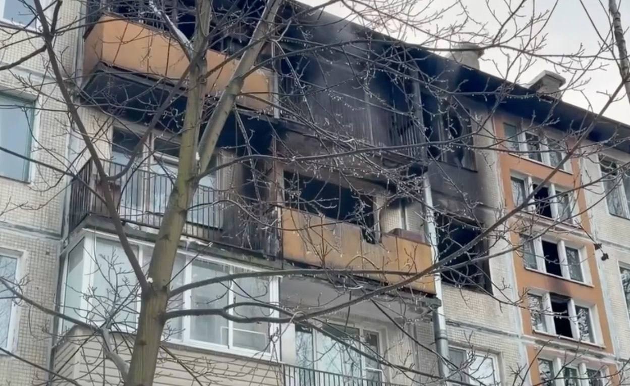 В горевшей квартире на Витебском проспекте погибла женщина ещё одна пострадала Сегодня утром в Московском районе горела панельная пятиэтажка Погибла одна женщина по словам очевидцев выпрыгнув из окна Кроме того с переломами госпитализирована 72 летняя пострадавшая По данным МЧС вызов на Витебский проспект 31 корпус 4 поступил в 5 утра Выгорели две квартиры общей площадью 80 кв м а также в соседнем подъезде ещё в двух квартирах горели 14 кв м Из опасной зоны эвакуировали 30 человек В 9 24 пожар ликвидировали СК проводит процессуальную проверку обстоятельства пожара устанавливаются Пострадавшая пенсионерка в тяжёлом состоянии в реанимации TodaySPb Новости GradSPb Места СПб