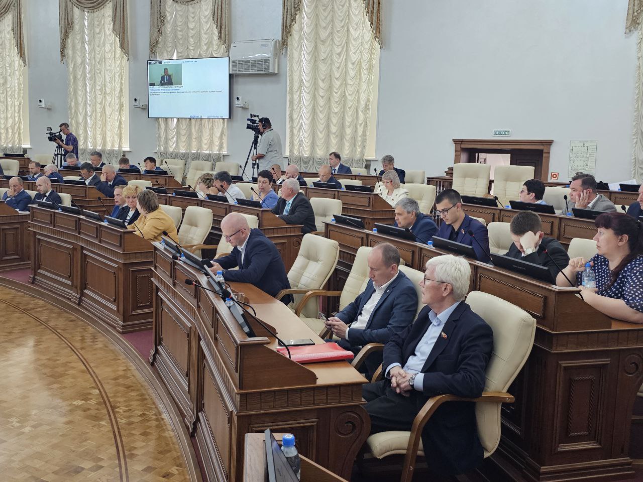 На 42-ю сессии АКЗС прибыли 59 депутатов. Повестка сессии дополняется вопросом о сложении депутатских полномочий с Сергея Матасова - руководителя фракции Коммунисты России. Сегодня он предстанет перед судом, его следствие обвиняет в мошенничестве на более чем 3 млн. рублей.