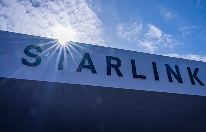 Береговая охрана Японии оснастит свои крупные патрульные суда системой Starlink от SpaceX для улучшения связи в море В этом финансовом году который в Японии завершится 31 марта 2026 года терминалы будут установлены на 66 судов ещё 16 в следующем году На реализацию проекта выделено 4 26 млрд иен около 29 млн Средства пойдут на установку терминалов Starlink внедрение коммуникационного оборудования с усиленным шифрованием а также проведение исследований в области защиты от кибератак