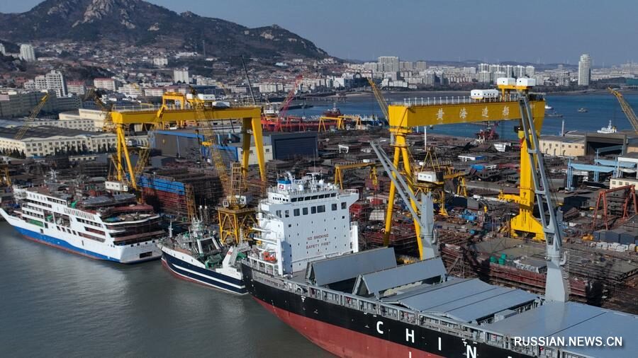 Китайское судостроение сохраняет лидерство   seanews ru 2026 02 03 ru kitajskoe sudostroenie sohranjaet liderstvo В 2025 году судостроительная промышленность Китая 16 й год подряд сохраняла свое лидерство на международном рынке по трем основным показателям сообщает информационное агентство Xinhua со ссылкой на данные Министерства промышленности и информатизации КНР Согласно статистике ведомства за указанный период в Китае было завершено строительство судов общим тоннажем 53 69 млн дедвейт тонн Этот показатель превысил результат 2024 года