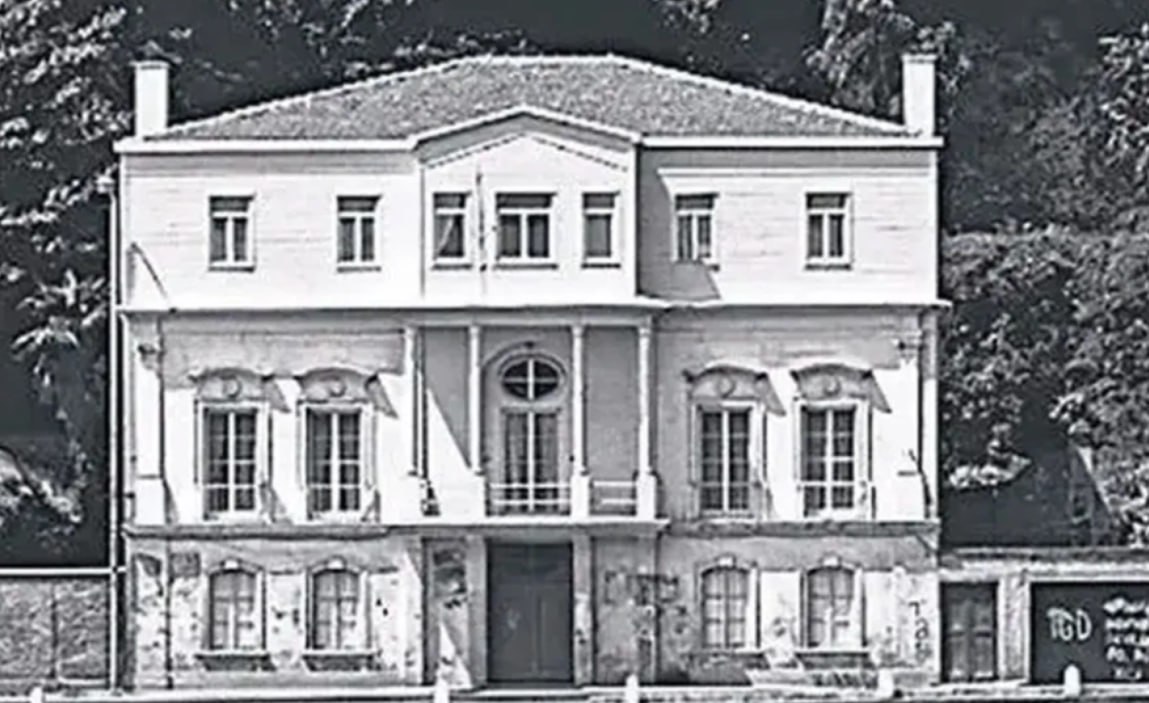 После 17 летнего разбирательства суд в Стамбуле постановил передать право собственности на исторический особняк на Босфоре потомкам дипломата Российской империи купившего виллу почти 160 лет назад Об этом пишет газета Sabah Уточняется что сотрудник российского посольства Николай Свечин приобрел здание построенное в первой половине XIX века и прилегающую территорию у семьи из Франции Особняк использовался как одно из представительств российской дипмиссии Текущая стоимость объекта оценивается примерно в 1 5 млрд Согласно межевому листу 2022 года особняк должны унаследовать трое потомков Свечина Газета ссылаясь на заверенное генеалогическое древо составленное Французским бюро генеалогических исследований отмечает что Николай Свечин родился в России в 1815 году и умер в Турции в 1903 году Его жена Елизавета Пестель умерла раньше него У дипломата был приемный сын Дидье Леконт Свечин он скончался в 2005 году Суд постановил что трое детей Дидье и являются законными наследниками имения Участниками иска были турецкое казначейство Главное управление фондов Россия и наследники дипломата Претензии России и турецких ведомств были отклонены на основании документов собственности указов дипломатической переписки и норм международного права Фото из личного архива Читать РБК в Telegram