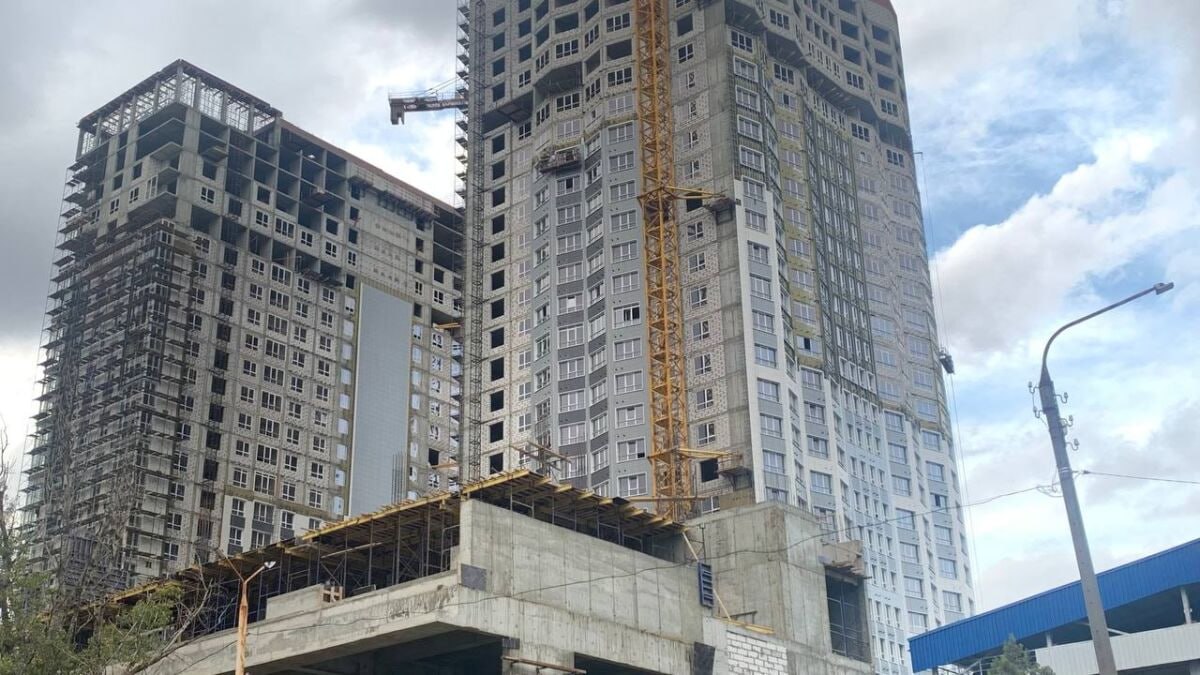 Застройщики Ростовской области в 4 раза увеличили запуск квадратных метров Ростовская область показала динамику по стартам нового жилья в начале 2026 года В январе в регионе запустили строительство 78 тыс кв м в 4 раза больше чем год назад По всей России после декабрьского пика запуски традиционно снизились до 2 7 млн кв м но всё равно остаются высокими 42 к январю 2025 года Лидерами по объёму стали Московская область 400 тыс кв м и Москва 279 тыс кв м Однако некоторые другие крупные регионы наоборот резко сбавили темп В Краснодарском крае новые старты упали на 97 а в Новосибирской области на 71 domostroyrf