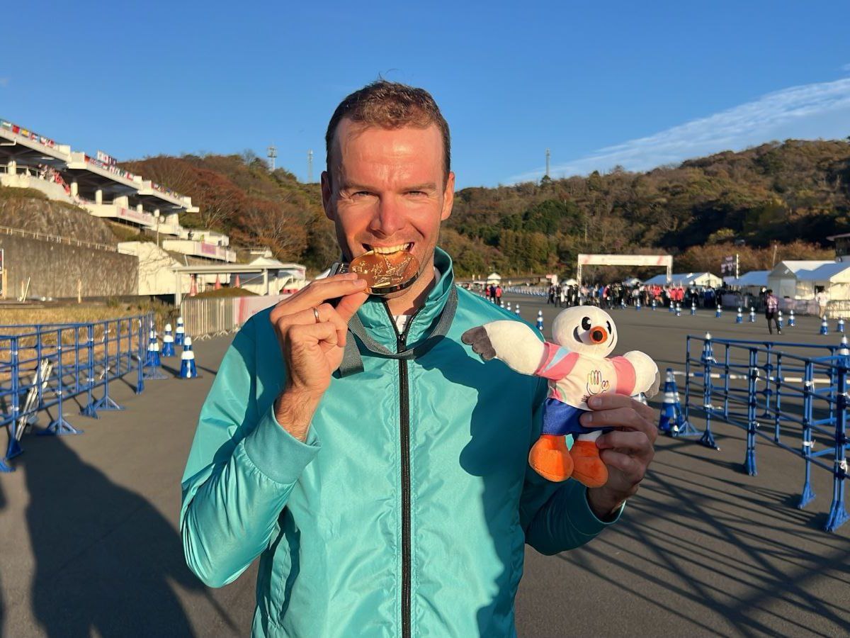 Российские спортсмены сегодня завоевали три золота летней Сурдлимпиады Соревнования среди лиц с ОВЗ по слуху проходят с 15 по 26 ноября в Токио За медали борются 36 россиян они выступают впервые с 2017 года Велогонщик Дмитрий Розанов взял четвёртое золото в карьере победив в критериуме Серебро у Ко Бюн Вука из Южной Кореи португалец Андре Соареш третий Егор Гаврилов занял пятое место Денис Федоренков стал двукратным чемпионом Игр победив в прыжках в высоту 2 07 м Второй белорус Роман Гралько 2 04 третий Бартош Бржезицки из Польши 1 92 Ардашер Муминджанов завоевал золото в десятиборье 6502 очка Второй Вэй Юй Тзэ из Тайваня 5985 Нурсултан Кульдеев из Казахстана 5725 стал третьим Ранее на этом турнире Алина Поздеева 48 кг стала первой в дзюдо Алиса Бондарева взяла четвёртое золото в карьере выступив в шоссейном велоспорте спринт news matchtv Общероссийская спортивная федерация спорта глухих