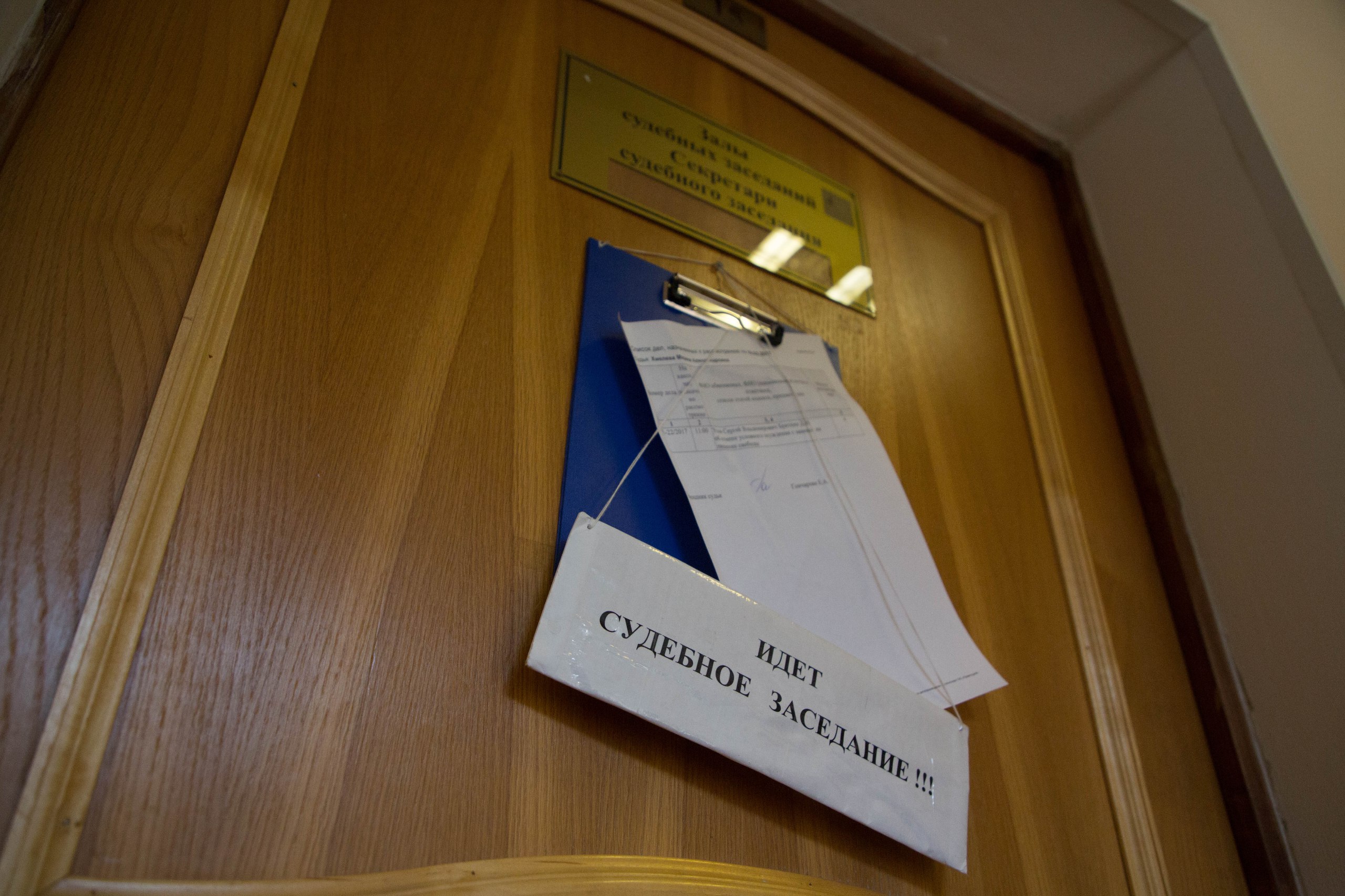 Жительница Херсонской области оштрафована за пьяную езду без прав на мопеде  Новотроицкий межрайонный суд вынес постановление по делу 28-летней местной жительницы. Ее правонарушение заключается в пьяных покатушках по селу Громовка в нетрезвом виде.   «Установлено, что в апреле 2025 года женщина управляла электромопедом на улице Шевченко села Громовка Новотроицкого района. Транспорт оснащен двигателем мощностью 1000 Вт и классифицируется как мопед, для управления которым нужны водительские права категории «М». Однако нарушительница не имела прав соответствующей категории», - сообщает Херсонский областной суд.  Прав у женщины не было, а вот алкогольное опьянение – было, что показало медосвидетельствование. В ходе заседания женщина полностью признала свою вину. Суд назначил ей штраф в размере 45 тысяч рублей.