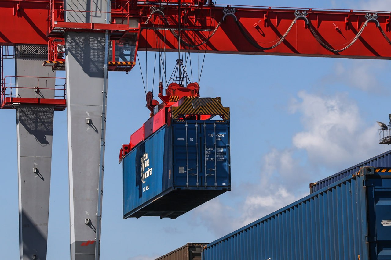 Ученые из ВАВТ НИУ ВШЭ и ЦЭМИ РАН составили рейтинг стран либерализация торговли с которыми может быть наиболее эффективна для России Оценка строится на расчетах 21 показателя в трех блоках экономическая привлекательность партнера потенциал снижения торговых барьеров и безопасность риски открытия рынка Список возглавили Монголия Кения и Турция В топ 10 вошли также Индия Танзания Алжир Мозамбик Пакистан Бангладеш и Египет Именно с этими странами как утверждают авторы наиболее перспективно заключение соглашений о свободной торговле Китай который является крупнейшим торговым партнером России оказался на 15 м месте О том насколько вероятна либерализация торговли с этими странами что Россия может поставлять им а что закупать у них какие риски это несет в подписке РБК Фото Bulkin Sergey news ru Global Look Press Следить за новостями РБК в МАХ