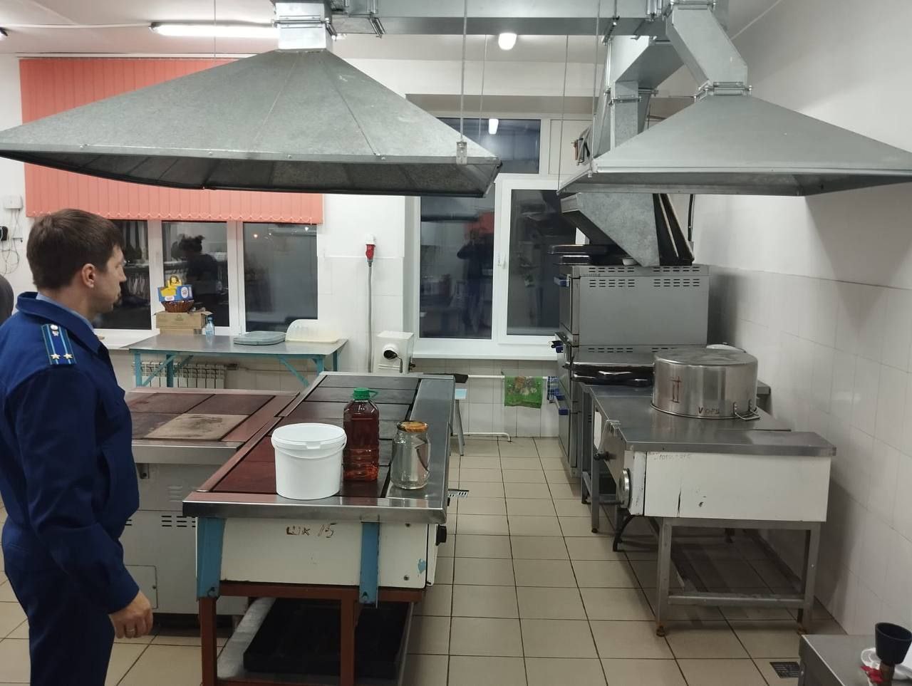 Школьники в Канске которые отравились в столовой получат компенсацию морального вреда Суд удовлетворил требования прокурора и взыскал с виновных образовательного учреждения а также индивидуального предпринимателя 45 тысяч рублей Напомним Вести рассказывали в ноябре 2024 года в канской школе 15 дети и сотрудники массово заболели острой кишечной инфекцией Прокурорская проверка показала что руководство не осуществляло должного контроля за организацией питания и соблюдением санитарно гигиенических норм в пищеблоке vesti krsk