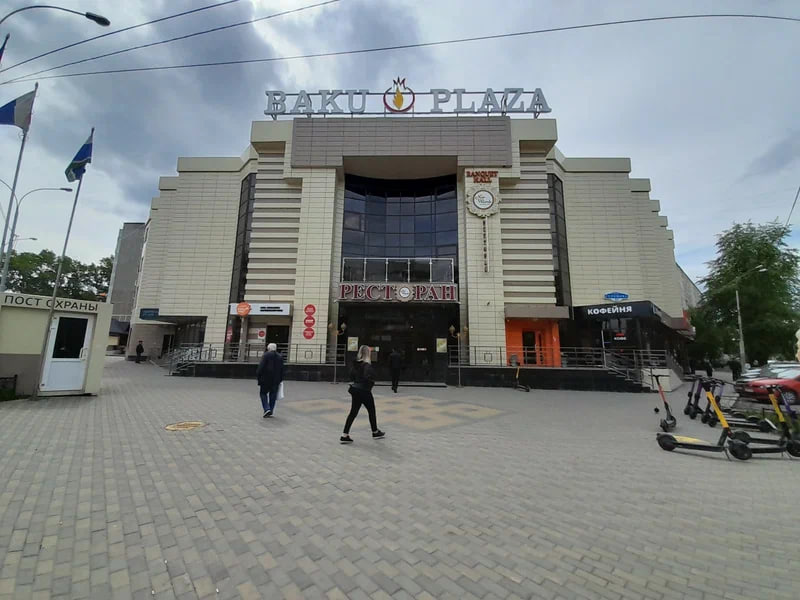 В Екатеринбурге силовики устроили облавы на азербайджанцев, их проверяют на причастность к преступлениям прошлых лет. Один из главных подозреваемых скончался от сердечного приступа при задержании СМИ Екатеринбурга сообщают об облавах силовиков на граждан Азербайджана, задержаны почти 50 человек из диаспоры по подозрению в убийстве, произошедшем еще в 2001 году. Один из главных подозреваемых скончался от сердечного приступа, когда к нему ворвался спецназ, сообщает екатеринбургское издание E1. «Ему стало плохо, он схватился за сердце. Вызвали скорую, оказали помощь, пытались откачать, но не удалось», — рассказал знакомый погибшего журналистам. Сообщается о допросах «десятков людей, связанных с диаспорой», а также об обысках в местном ТЦ «Баку Плаза» — который связывают с главой азербайджанской диаспоры в городе. Дело ведет четвертый отдел СК, специализирующийся на особо важных преступлениях прошлых лет. Сообщается, что облавы, обыски и задержания проводятся сразу по нескольким старым преступлениям. «В настоящее время с подозреваемыми проводятся необходимые следственные действия, они проверяются на причастность к расследуемым и иным преступлениям. Более подробная информация в интересах расследования на данном этапе разглашению не подлежит», — цитирует сообщение пресс-службы областного СК E1.