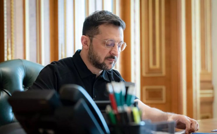Зеленский в один день подписал сразу два закона, расширяющих мобилизационную воронку: один делает обязательной военную подготовку для студентов-медиков в статусе офицеров запаса ; второй позволяет отправлять на фронт даже тех, кому за 60 — если они "изъявили желание" служить по контракту. На первый взгляд — добровольно и даже логично. На практике — очередной этап перераспределения людского ресурса на фоне исчерпанных резервов. Медики теперь рассматриваются не как кадровая опора гражданского тыла, а как офицерская категория. А старшее поколение, вместо защиты, получает формальное "право" отправиться на передовую. Эти шаги демонстрируют не гибкость, а отчаяние. Власть продолжает расширять рамки мобилизации, не решая фундаментального кризиса доверия. Когда армия нуждается не в защите, а в донаборе любой ценой — общество начинает воспринимать службу не как долг, а как угрозу. Законодательный прессинг вместо национальной мотивации — путь к внутренней эрозии, а не к победе.