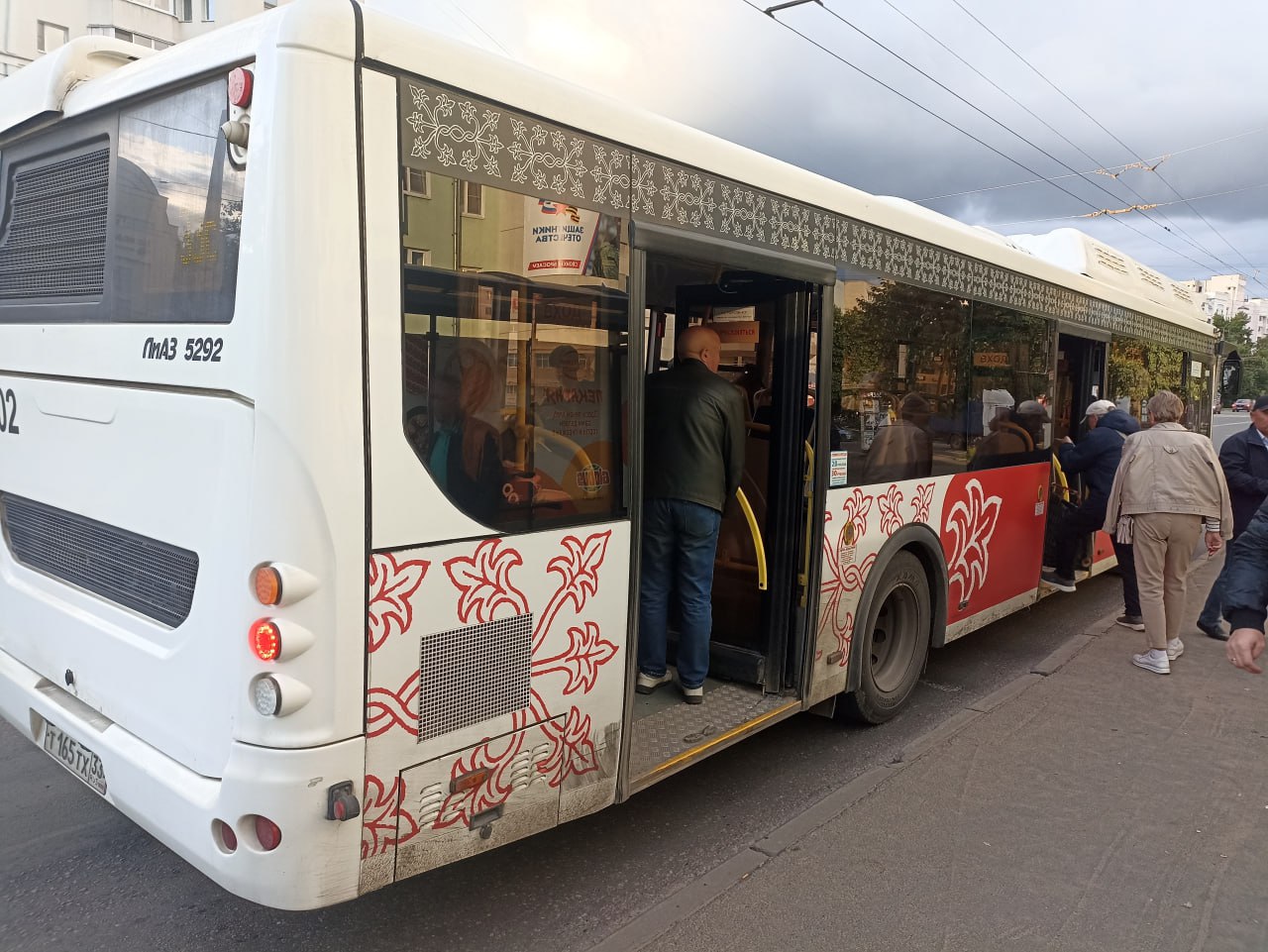 Автобусные маршруты 15 21 29 временно меняют схему движения Для обеспечения безопасности администрация меняет схему движения маршруты 15 21 29 которые ездят до Энергетика Он не будет останавливаться на остановке Поворот на Энергетик Общественный транспорт теперь следует по объездной дороге до конечного пункта улица Поисковая поворот на дата центр Яндекс На линии работает 8 дополнительных автобусов Проезд для жителей в этом направлении бесплатный Изменения связаны с атакой БПЛА которая произошла этим утром Сейчас режим опасности отменен Но могут быть обломки Губернатор Александр Авдеев сообщил что будет производиться ликвидация неразорвавшихся боезарядов   Подпишись на наш канал в MAX Проголосуй за наш канал Наш сайт