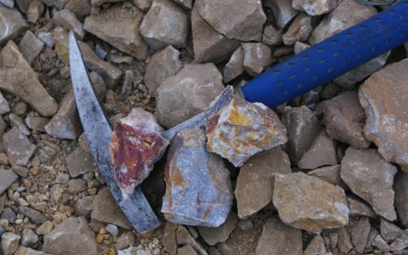 Тырская ГГК продолжает геологоразведку на севере Хабаровского края Тырская горно геологическая компания ведёт геологоразведочные работы в Ульчском районе Хабаровского края изучая Тырскую и Романовскую площади с целью оценки запасов рудного золота и меди Об этом сообщает todaykhv ru По словам главы Николаевского района Анатолия Леонова после завершения оценки запасов компания рассматривает возможность строительства горно обогатительного комбината В числе ключевых инфраструктурных вопросов энергоснабжение будущего проекта Для обеспечения потребностей в электроэнергии Тырская ГГК планирует совместно с Полянкой ООО НГК Ресурс строительство линии электропередачи от Николаевской ТЭЦ через подстанцию посёлка Маго Проект позволит повысить загрузку ТЭЦ которая сейчас используется примерно на 40 Также в планах компании строительство технологической дороги по территории Николаевского района для выхода на трассу Селихино Николаевск Маршрут пройдёт по землям лесного фонда разрешение на использование которых уже получено от Минприроды