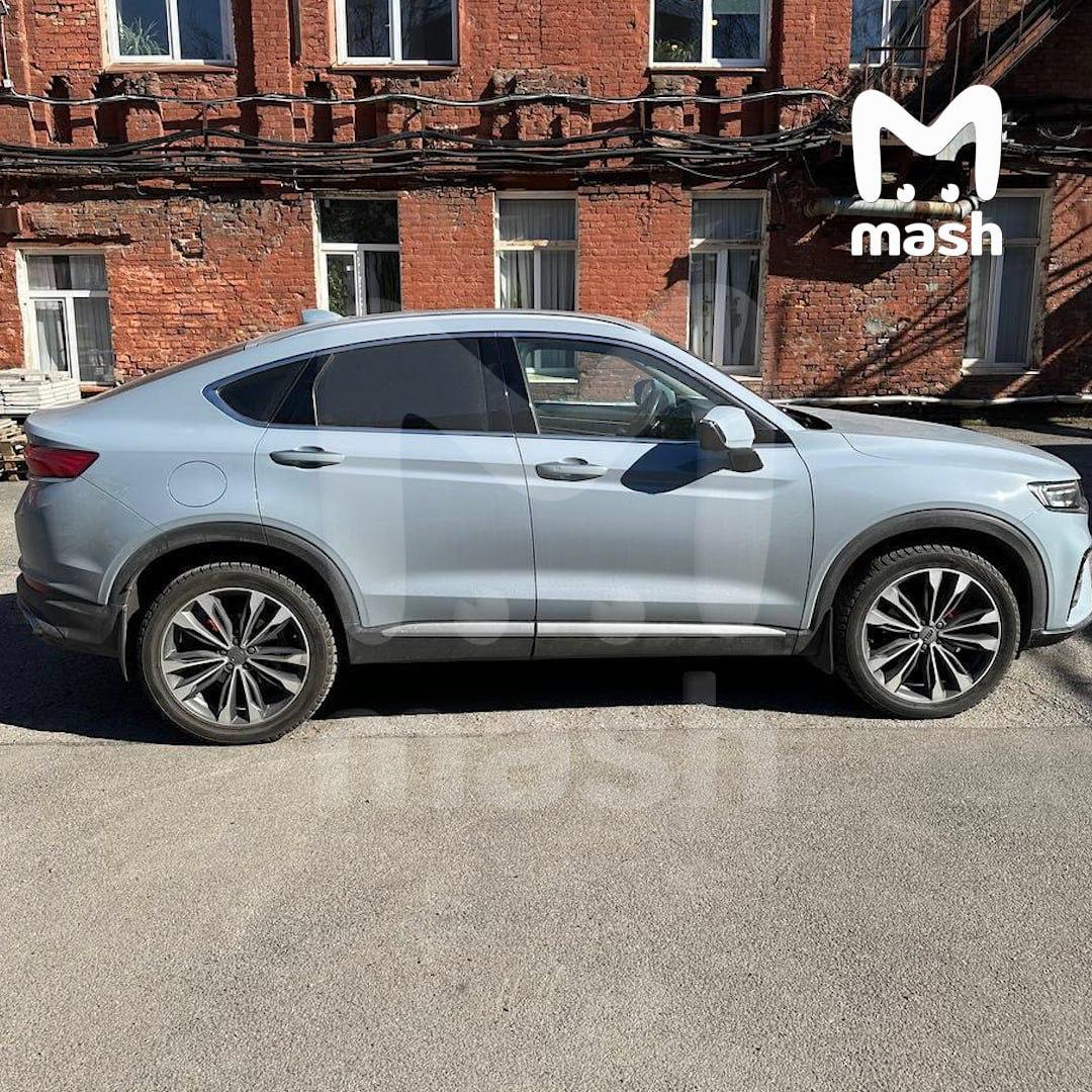 45 млн отсудил владелец Geely Tugella у питерского дилера из за неработающей беспроводной зарядки пишет Mash Машина была куплена в 2023 году за 3 3 млн Проблемы начались ещё на гарантийном сроке неисправный ремень безопасности шум в подвеске и дефектная зарядка Дилер не отремонтировал машину в срок и не вернул деньги Владелец обратился в суд и взыскал с автосалона 45 млн с учётом неустойки и штрафов investingcorp