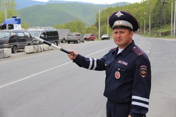 Спикер Заксобрания Забайкалья поздравил сотрудников ГИБДД с профессиональным праздником  В своём обращении Кон Ен Хва отметил высокую ответственность инспекторов за безопасность дорожного движения в регионе, их неусыпный контроль и борьбу с нарушителями.   Дорожная сеть региона активно развивается: ведётся ремонт трасс и сопутствующей инфраструктуры, появляются новые объезды и развязки. В последние годы нам многое удается сделать для того, чтобы дороги края стали более комфортными и безопасными. Совместные усилия Госавтоинспекции, властей всех уровней, дорожных служб направлены на ликвидацию факторов риска на особо опасных участках дорог, приведение дорожного полотна в нормативное состояние, профилактику ДТП, - говорится в поздравлении.   Глава парламента поблагодарил сотрудников за профессионализм и выдержку, а также выразил признательность ветеранам службы.   В завершение спикер пожелал всем сотрудникам крепкого здоровья, семейного благополучия и успехов в службе.