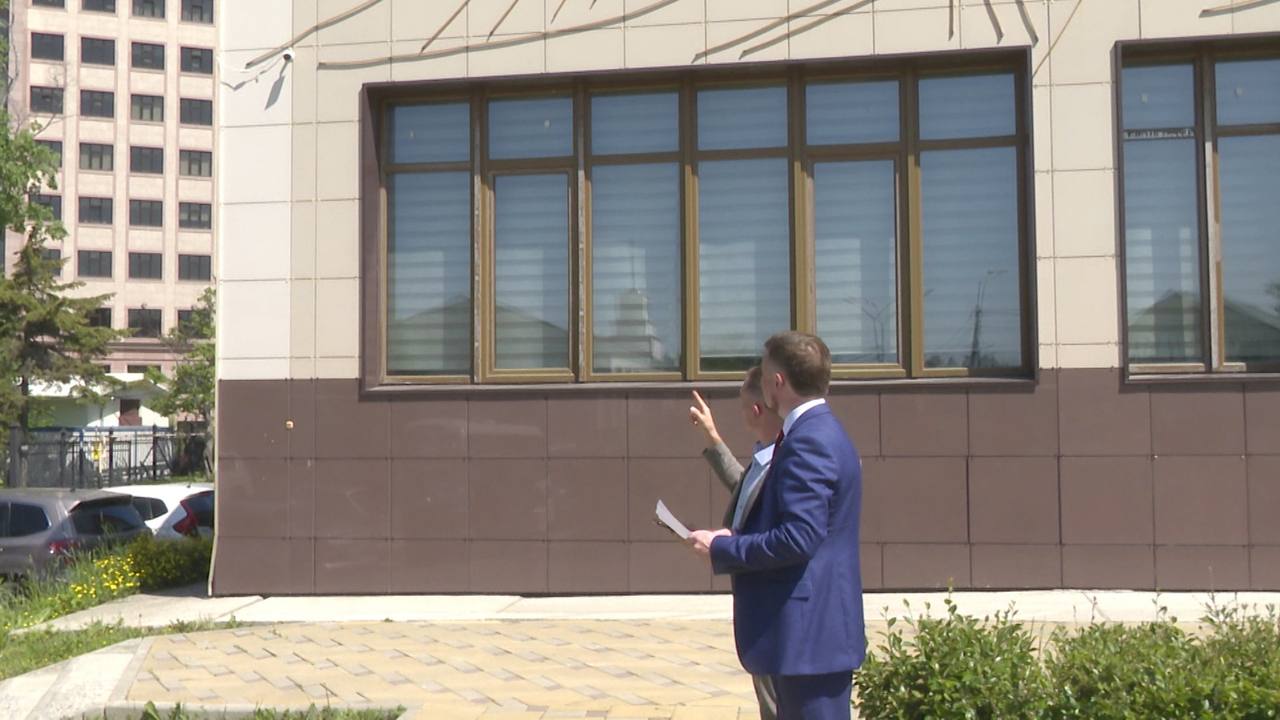 Около 2 тысяч камер будут дополнительно следить за общественным порядком в Южно-Сахалинске. Именно столько технических средств планируют подключить к системе «Безопасный город». Это будут не новые, а уже имеющиеся в муниципальных и государственных учреждениях камеры наблюдения. Соответствующую работу региональное минцифры разделило на 2 этапа. Первый – диагностика объектов. Специалистам необходимо оценить количество оборудования, его тип и современность. А уже в июле начнется само переключение на систему «Безопасный город». Кроме областного центра, аналогичную работу проведут также в Холмске и Невельске.
