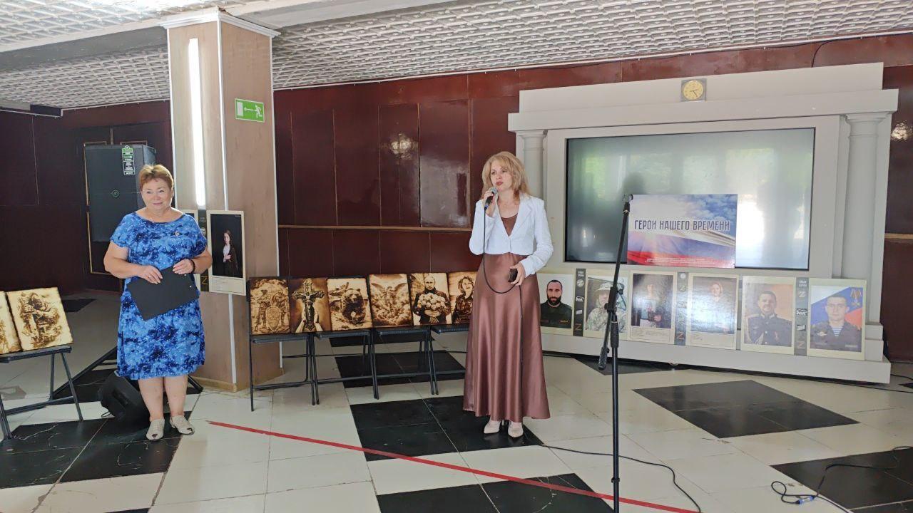 В Каланчаке состоялась выставка картин в технике пирографии ветерана СВО в рамках проекта «Герои нашего времени» В Центральном Дворце культуры Каланчака прошла выставка картин "Православная Русь" в рамках патриотического проекта «Герои нашего времени». Автором представленных работ, выполненных в технике пирографии выжигания по дереву , является участник специальной военной операции Николай Баженов. "В настоящее время Николай проходит курс реабилитации после ранения, полученного при выполнении боевого задания. Несмотря на трудности, он продолжает творить, осваивая искусство пирографии," - рассказала руководитель проекта Ольга Матыцина. В торжественном открытии выставки принял участие руководитель творческого объединения «Аллегория», лауреат всероссийских и международных конкурсов, певец и артист Егор Тарасов. Его проникновенные патриотические композиции произвели большое впечатление на всех гостей мероприятия. Выражаем искреннюю благодарность Ольге Матыциной и Егору Тарасову за организацию выставки и поддержку патриотического воспитания в Каланчакском округе. #Культура