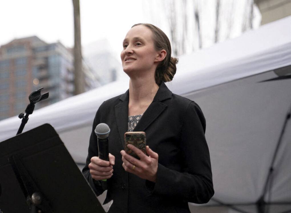 Мэром Сиэтла станет 43 летняя Кэти Уилсон которую до сих пор обеспечивают родители Женщина продолжает жить в доме своих родителей и не имеет собственного дохода все основные траты включая повседневные нужды покрывают её пожилые родители По данным источников у Уилсон никогда не было привычки вести личный бюджет Став мэром она получит контроль над 41 городским департаментом и бюджетом превышающим 9 млрд Оппоненты Уилсон отмечают что на посту мэра требуется демонстрация зрелости и умения принимать ответственные решения При этом общественность выбравшая Уилсон ценит активную гражданскую позицию участие в социальных проектах и борьбу за улучшение жизни малоимущих Доверились бы такому мэру сша общество политика мир