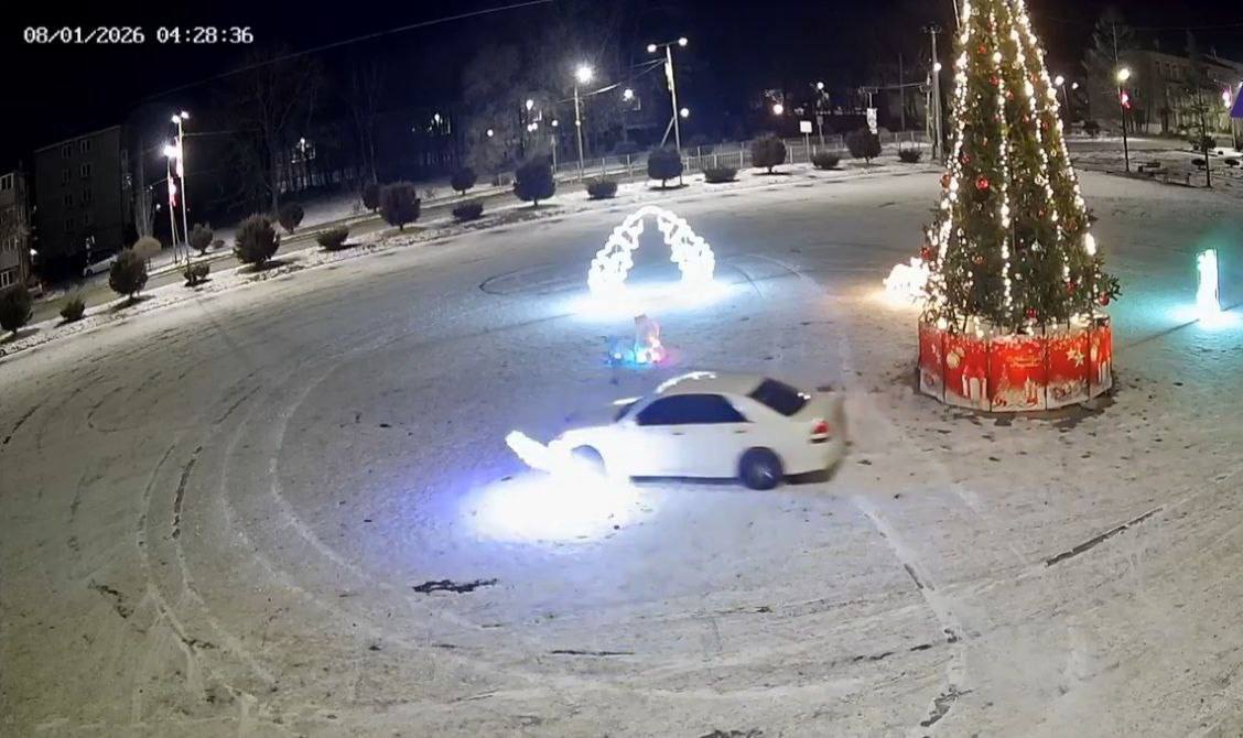 Автомобиль повредил новогодние украшения на центральной площади в Заводском В посёлке Заводском водитель решил устроить дрифт вокруг новогодней ёлки и врезался в одну из светящихся фигурок Это попало на камеру видеонаблюдения Полиция устанавливает личность автомобилиста Как сообщает полиция Приморья в четверг 8 января в дежурную часть отдела МВД России по городу Артёму поступила информация от начальника территориального управления о повреждении новогодних светодиодных конструкций на площади в посёлке Заводском На записи с камеры наблюдения видно как водитель автомобиля предположительно Toyota Mark II Прим ред катается возле ёлки В какой то момент он совершает наезд на новогодние конструкции и повреждает их Проводится проверка Полицейские устанавливают личность участника инцидента а также обстоятельства произошедшего