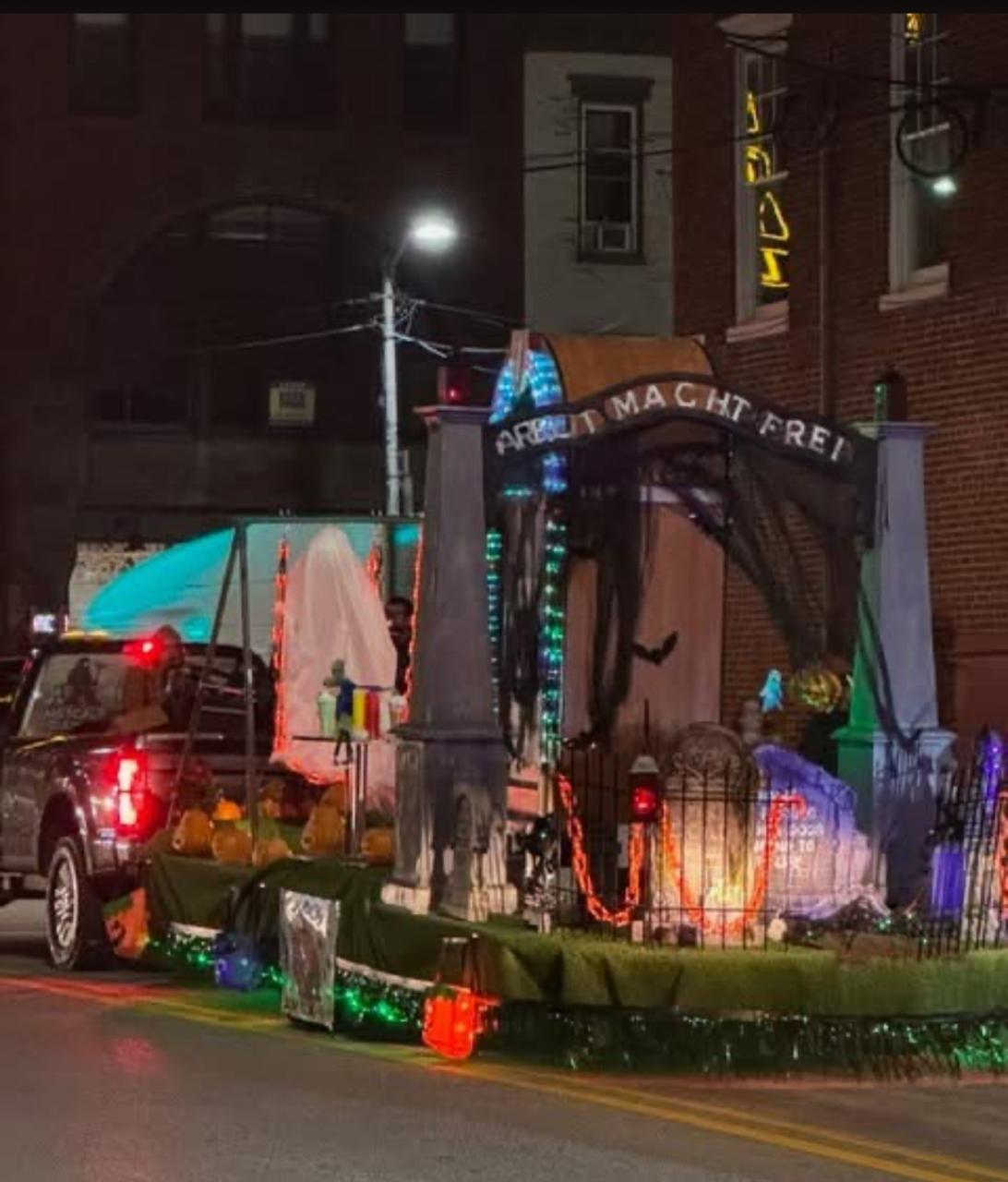 Католическая школа в Пенсильвании использовала на Хеллоуин копию ворот в Освенцим Местная епархия уже извинилась Их установили на платформе для парада Ещё там был нацистский лозунг Arbeit Macht Frei Труд освобождает Многие местные пришли в ярость когда посмотрели видео пишет Daily Mail По словам епископа первоначальная версия платформы не включала ворот А автор проекта утверждает что был не в курсе их значения якобы просто нашёл в сети фото мрачного входа на кладбище Подписаться на RT ТГ Зеркало MAX