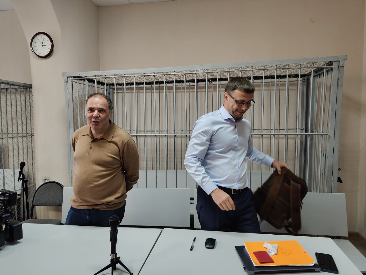Диван иллюминация и Lexus Следствие утверждает что Александр Самбурский вымогал взятки у экс депутата ЗС и у руководителя Сельского дома Покровительство якобы стоило о о о чень дорого Экс депутат Заксоба и бывший гендиректор АО Оренбургская государственная лизинговая компания Андрей Стрепков еще работая на этой должности взамен на покровительство якобы оплачивал лизинговые платежи за автомобиль Lexus стоимостью 11 млн рублей Сам автомобиль при этом находился в пользовании у ООО Адонис Компания сейчас ликвидирована Зарегистрирована была в Свердловской области и по данным следствия принадлежала матери экс министра Наталье Самбурской Чтобы не быть уволенным Стрепков якобы также купил Александру Самбурскому диван за почти 200 тысяч рублей и несколько раз дарил сертификаты в ЦУМ Ранее сообщалось что экс министр тратил миллионы на дорогие бренды которые доставлялись прямо в здание правительства Также во время обысков в квартире Александра Самбурского были обнаружены коллекционные автографы мировых звезд Уолта Диснея Майка Тайсона Ричарда Гира а также оригинальная программа балета Жизель с автографом Рудольфа Нуриева Константин Золотарев генеральный директор АО Сельский дом якобы вынужден был оплатить иллюминацию загородного дома родителей Самбурского также взамен на покровительство Александр Самбурский обвинения отрицает Давать комментарии он отказался