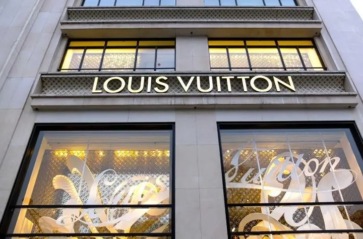 Louis Vuitton остался с одним магазином в РФ Бренд отказался продлевать аренду в ТЦ Времена года Вслед за итальянским Trussardi ребята сложили свои чемоданы с монограммами и оставили нам на память только одну точку на Большой Дмитровке Правда единственный выживший бутик держится только потому что здание принадлежит структурам связанным с самим холдингом LVMH Своя ноша как говорится не тянет Кстати по итогам 2015 года выручка российского подразделения Louis Vuitton составила 0 рублей А чистый убыток в 218 6 млн MAX Дзен VK Telegram МагМаг Новости ритейл люкс Retail LouisVuitton