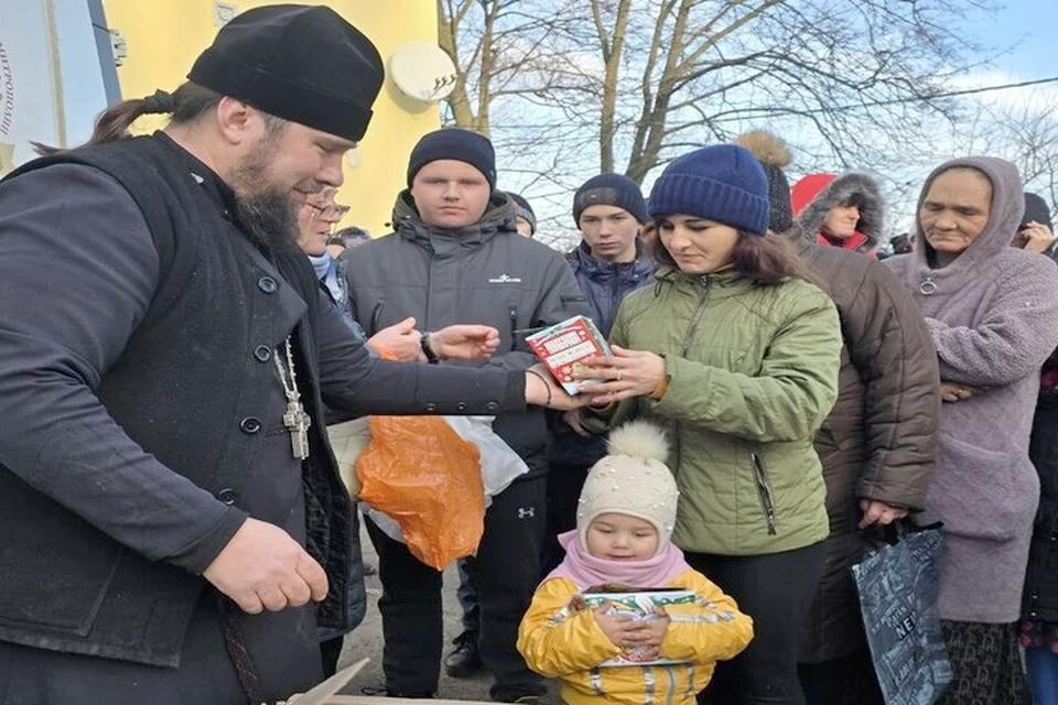 Крымчане раздали 3000 подарков и тонну мандаринов в Голопристанском округе    3000 подарков, тонну мандаринов и 350 килограммов яблок из Крыма раздали детям Голопристанского района. Создали новогоднее настроение маленьким голопристанцам православные миссионеры.  - Все эти три тысячи подарков, которые собирали сестры милосердия, ученики воскресной школы и прихожане храма Державой Иконы Божией Матери и фрукты – только для Голопристанского района. А скоро мы еще поедем в Каховку и Новую Каховку с рождественскими подарками, – рассказал «КП-Херсон» руководитель Специального гуманитарного центра Крымской митрополии отец Дмитрий Кротков.  Приготовили подарки и для военнослужащих Херсонского направления. Они получили от православных крымчан 100 турникетов высокого качества, несколько бензиновых генераторов, бензопилы, топоры, молотки, рулетки и т.д. В одно из подразделений передано дорогостоящее тепловизионное оборудование для ночного наблюдения за вражескими БПЛА, приобретенное на пожертвования, собранные в Свято-Троицком женском монастыре города Симферополя.