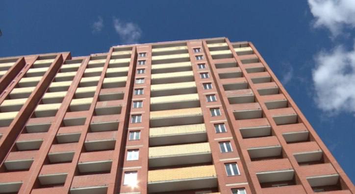 Ввод жилья в Прикамье увеличился на 2 7 за десять месяцев В Пермском крае за январь октябрь 2025 года построено 18 332 квартиры площадью 1 4189 млн кв м По данным Пермьстата объем ввода жилья превысил показатель аналогичного периода прошлого года на 2 7 В сельской местности введено 673 6 тыс кв м жилья это 92 уровня января октября 2024 года Также население за счет собственных и привлеченных средств построило 907 1 тыс кв м что на 11 2 меньше чем годом ранее rbc perm