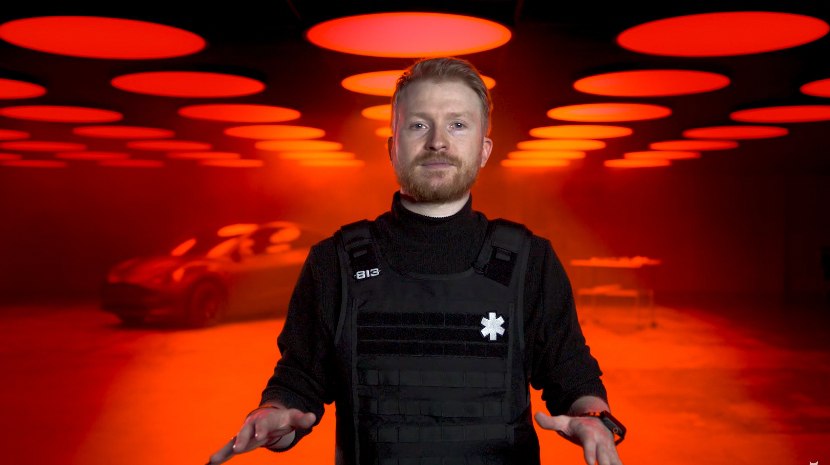 Данила Поперечный подал в Верховный суд жалобу на отказ исключить его из реестра иноагентов 22 декабря в Верховный суд РФ поступила жалоба от комика Данилы Поперечного на отказ в исключении его из реестра иностранных агентов пишут РИА Новости со ссылкой на данные суда Минюст признал Данилу Поперечного 813 м иноагентом России в июне 2024 года после чего комик обжаловал свой статус Его представитель в суде отмечала что стендапер не занимается политической деятельностью и считает внесение в реестр незаконным и необоснованным Замоскворецкий суд Москвы а затем Мосгорсуд и кассационный суд утвердили решение Минюста По словам представителя ведомства Поперечный получил более 60 тыс от иностранных организаций 55 тыс от Google Irlelans а также выступал против СВО и распространял недостоверные сведения направленные на формирование негативного образа России и ее армии На фото фрагмент стендап концерта Данилы Поперечного Агент 813