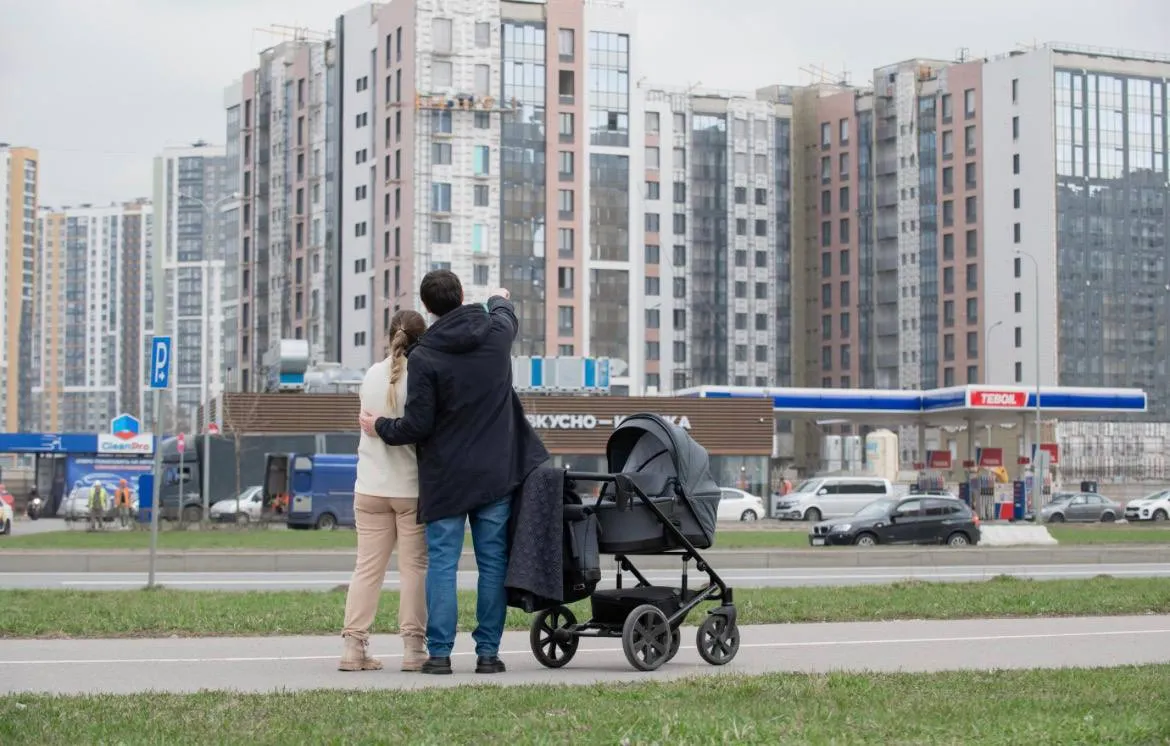 Одобряемость ипотеки в новостройках России упала до минимума за два года сообщили в федеральной компании Этажи Таким образом он снизился до 49 9 При этом ещё в ноябре прошлого года этот показатель составлял 61 5 На вторичном рынке напротив зафиксирована положительная динамика уровень одобрения вырос с 61 2 до 63 Снижение показателей на рынке новостроек эксперты связывают с сокращением компенсаций банкам за выдачу льготных кредитов и ожиданием введения новых макропруденциальных надбавок к коэффициентам риска которые начнут действовать в мае Рост одобряемости на вторичном рынке объясняется снижением процентных ставок и преобладанием заёмщиков с большой долей первоначального взноса за которых банки активно конкурируют По мнению специалистов в мае ситуация с одобрением заявок на первичном рынке может улучшиться поэтому тем кто получил отказ в апреле рекомендуется подать заявку повторно Сергей Ермохин ДП Подписаться на ДП в Telegram MAX